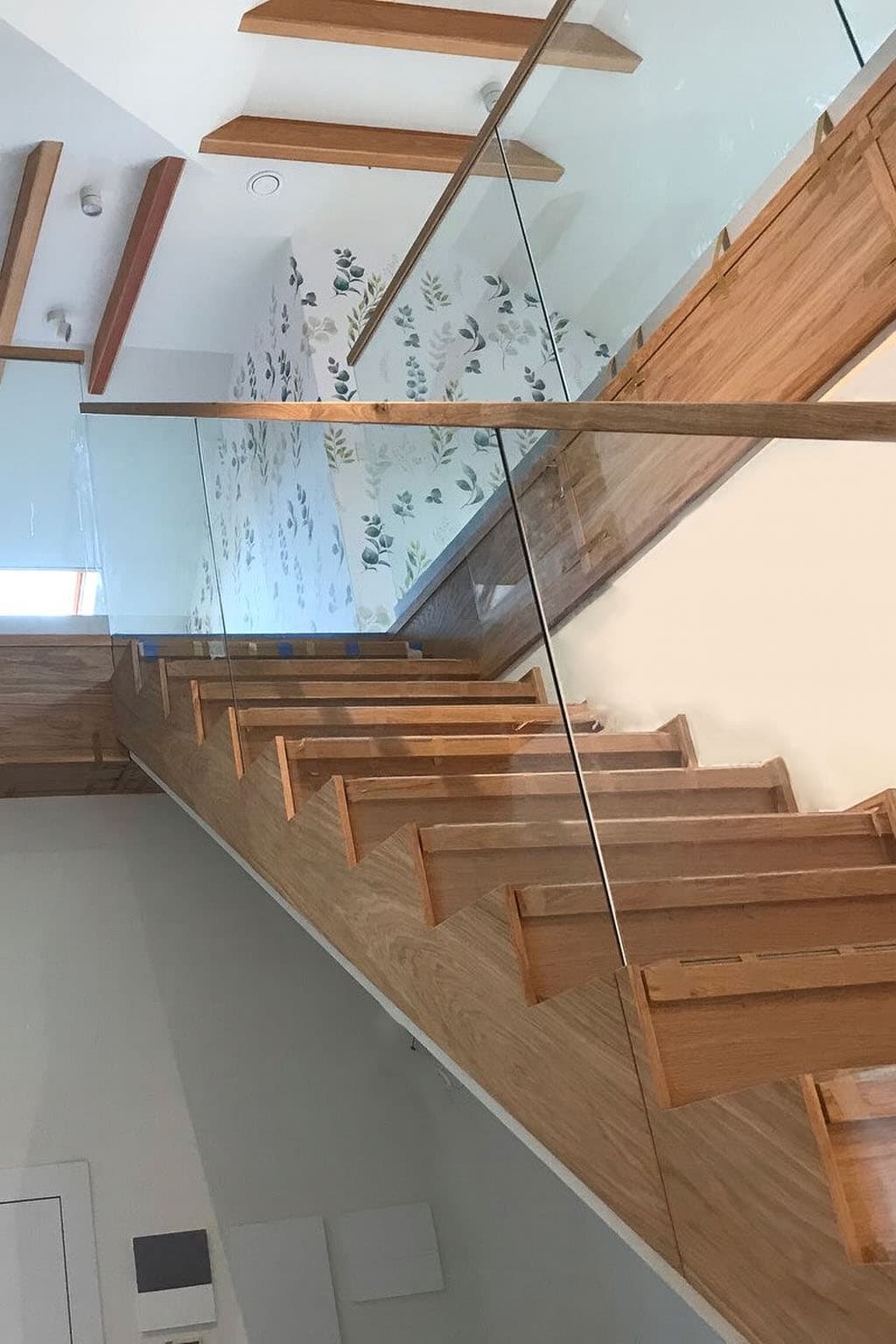 Современная лестница из дуба на второй этаж в частном доме