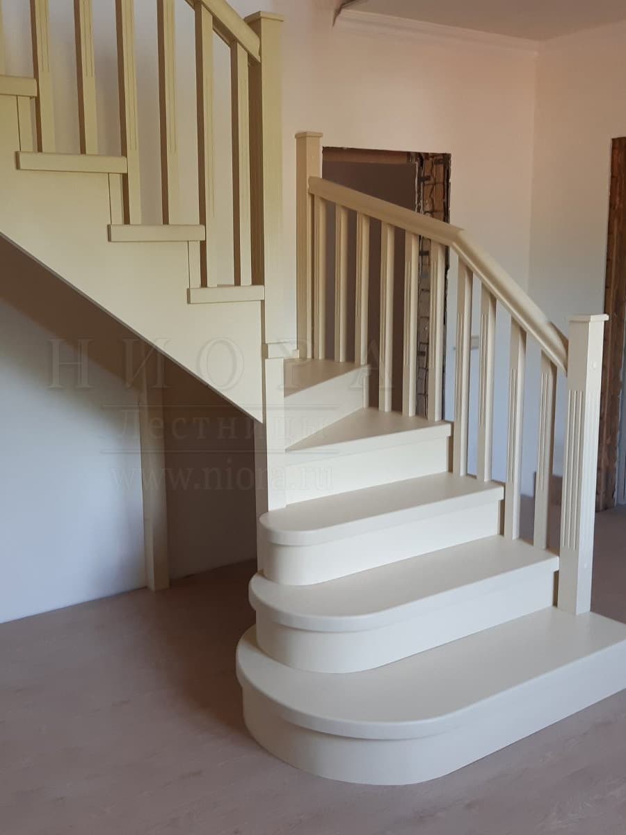 Лестница без ограждения на первом коротком марше