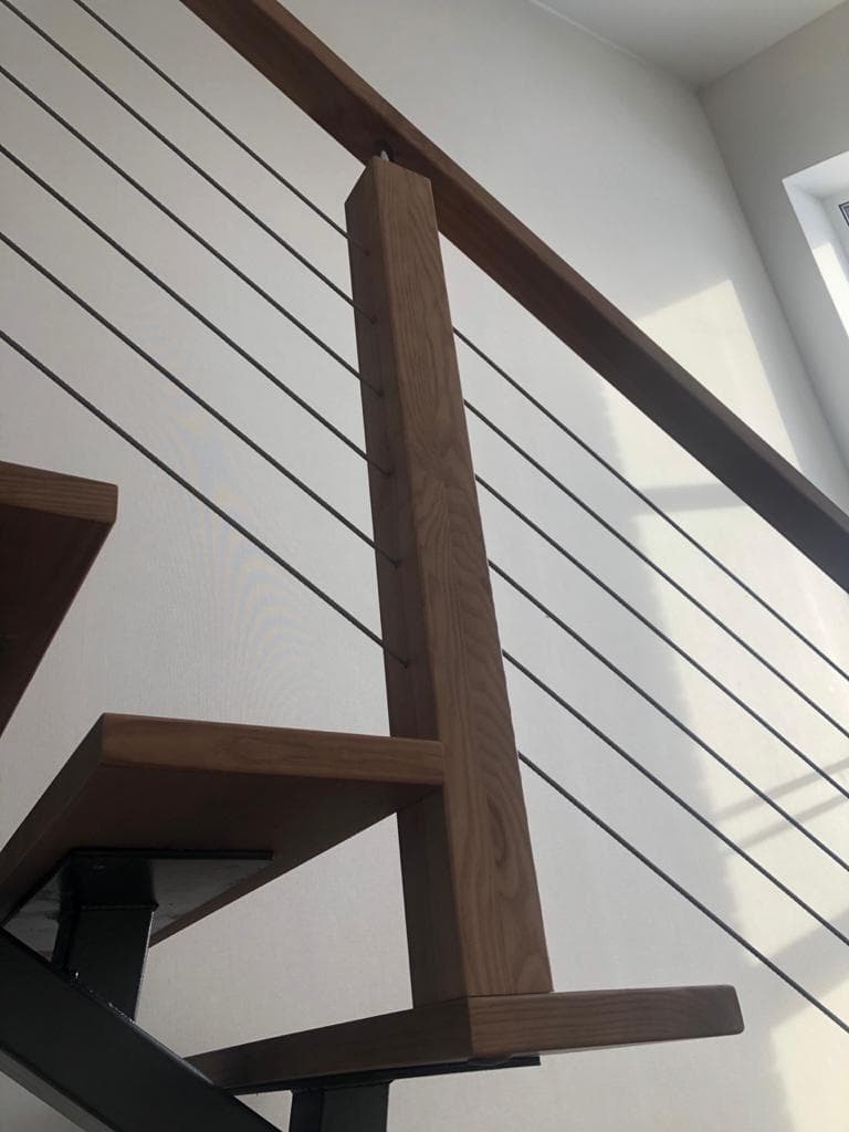 Вариант ограждения с тросами в современном интерьере