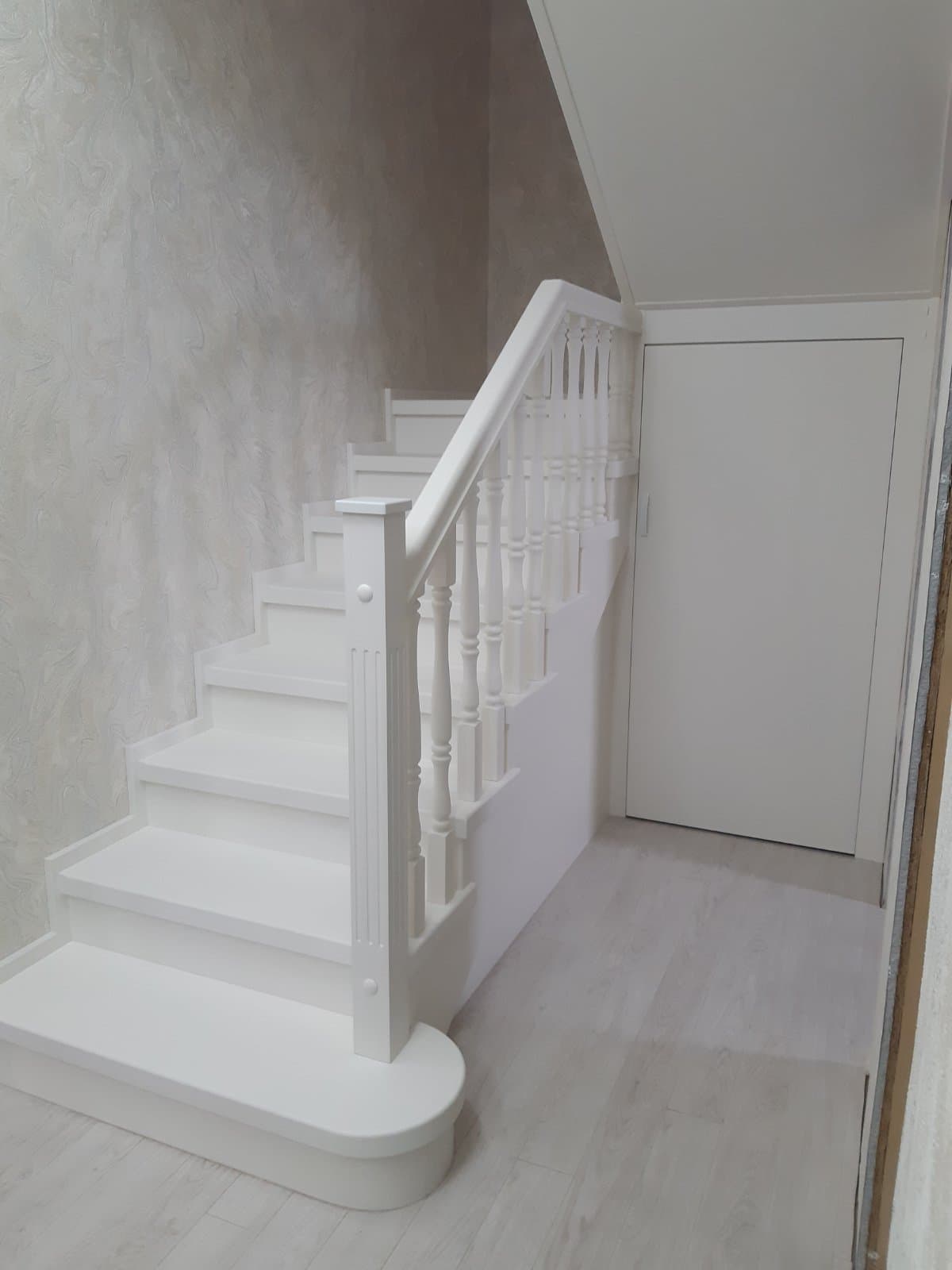 Круглая пригласительная ступень на первом марше, под поворотом расположена кладовка