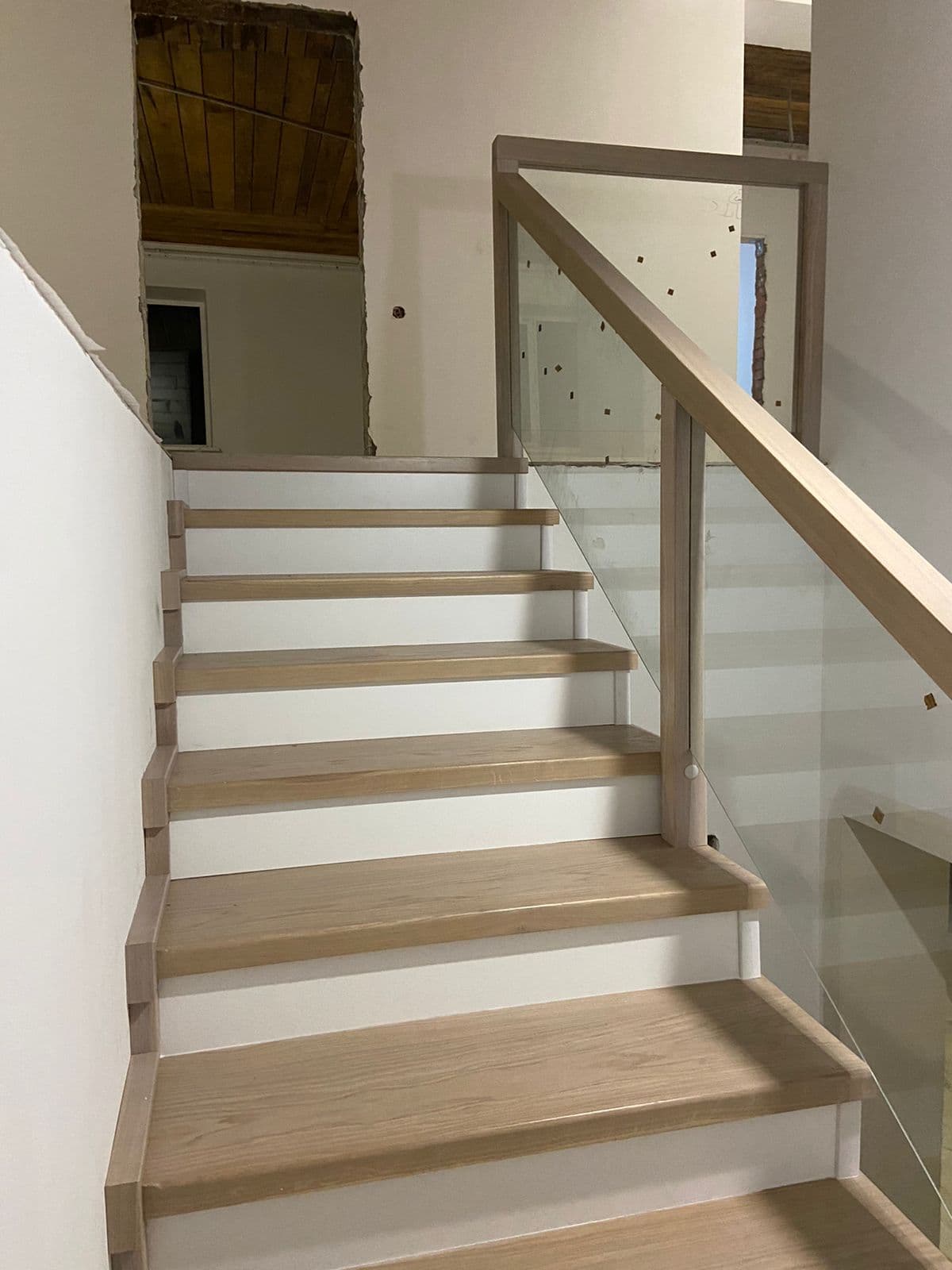 Вид с поврота лестницы на второй этаж и балюстраду из стекла