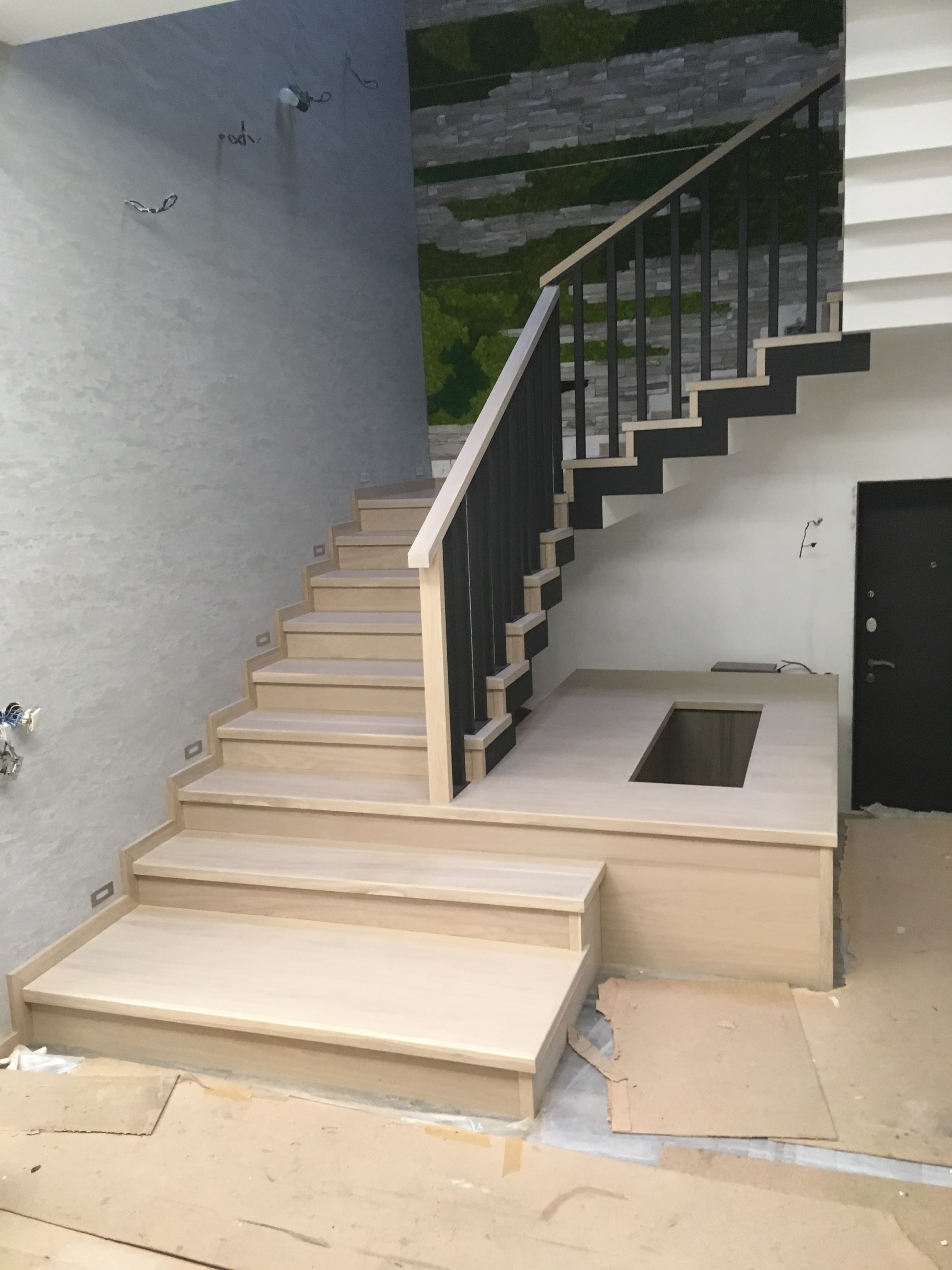 Минималистичные металлические ограждения дизайнерской лестницы