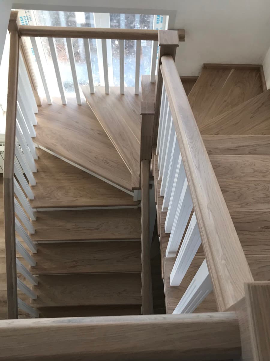 Красивые прямые и забежные ступени в шпоне дуба вид с балюстрады