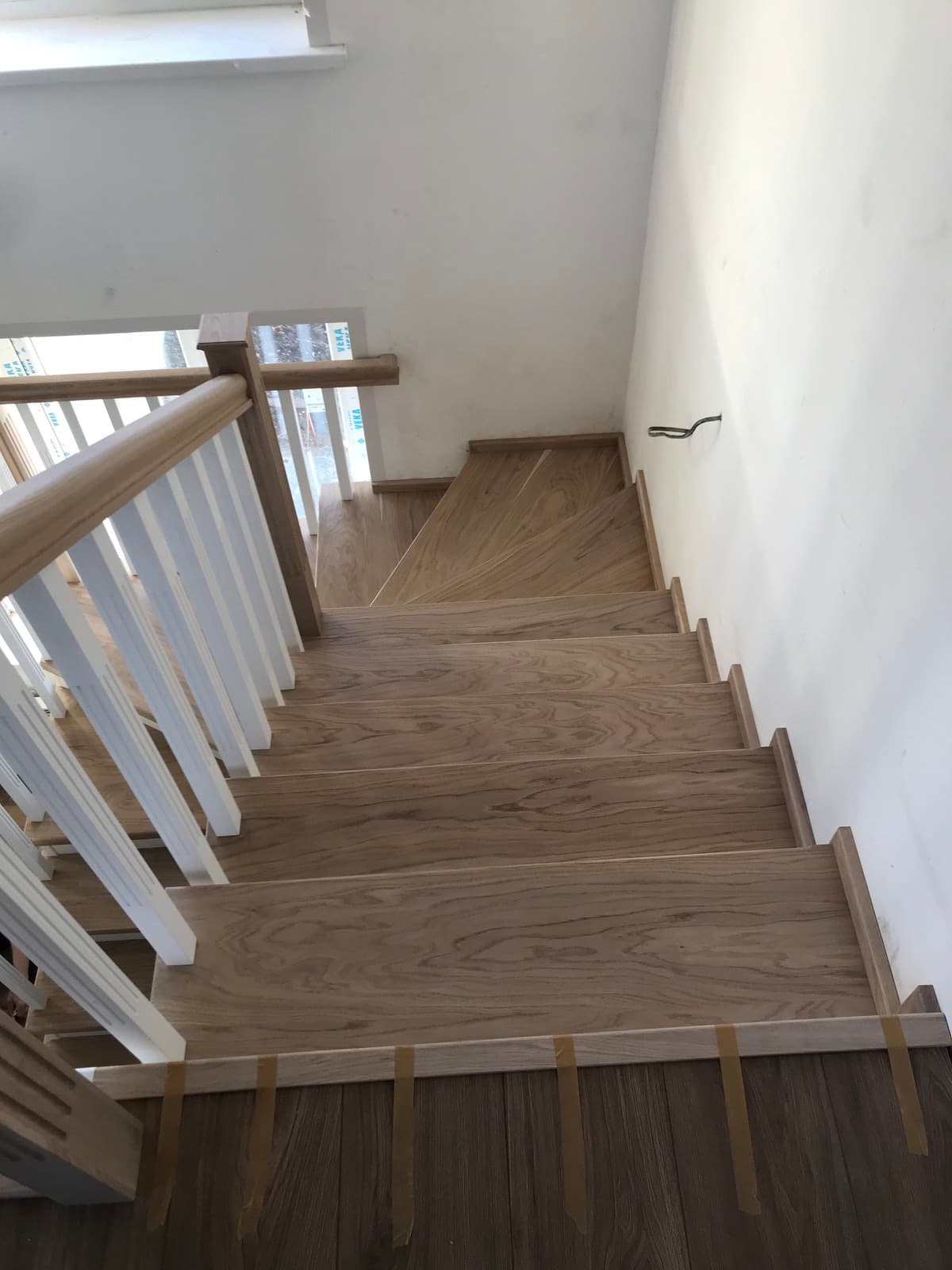 Выход лестницы на металлокаркасе на второй этаж