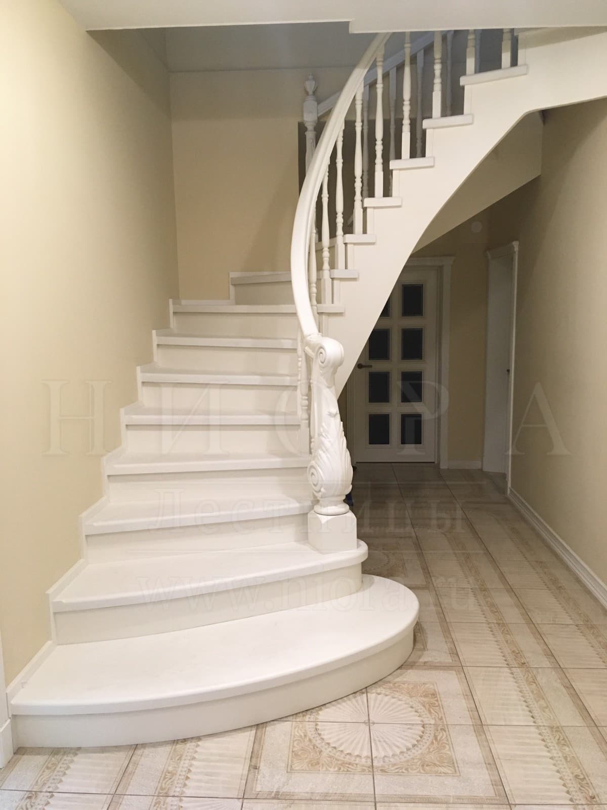 Фрезерованный заходной столб на заходе на лестницу и изгибе