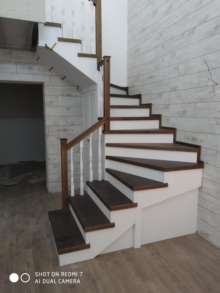 Компактность лестницы обеспечена использованием забежных ступеней