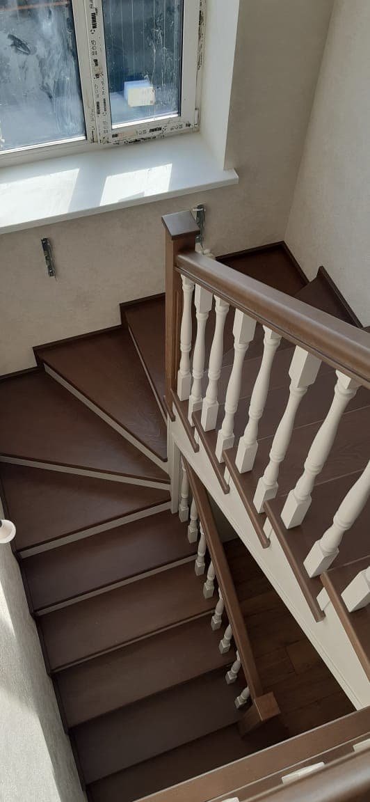 Вид на забежную лестницу на металлокаркасе со второго этажа