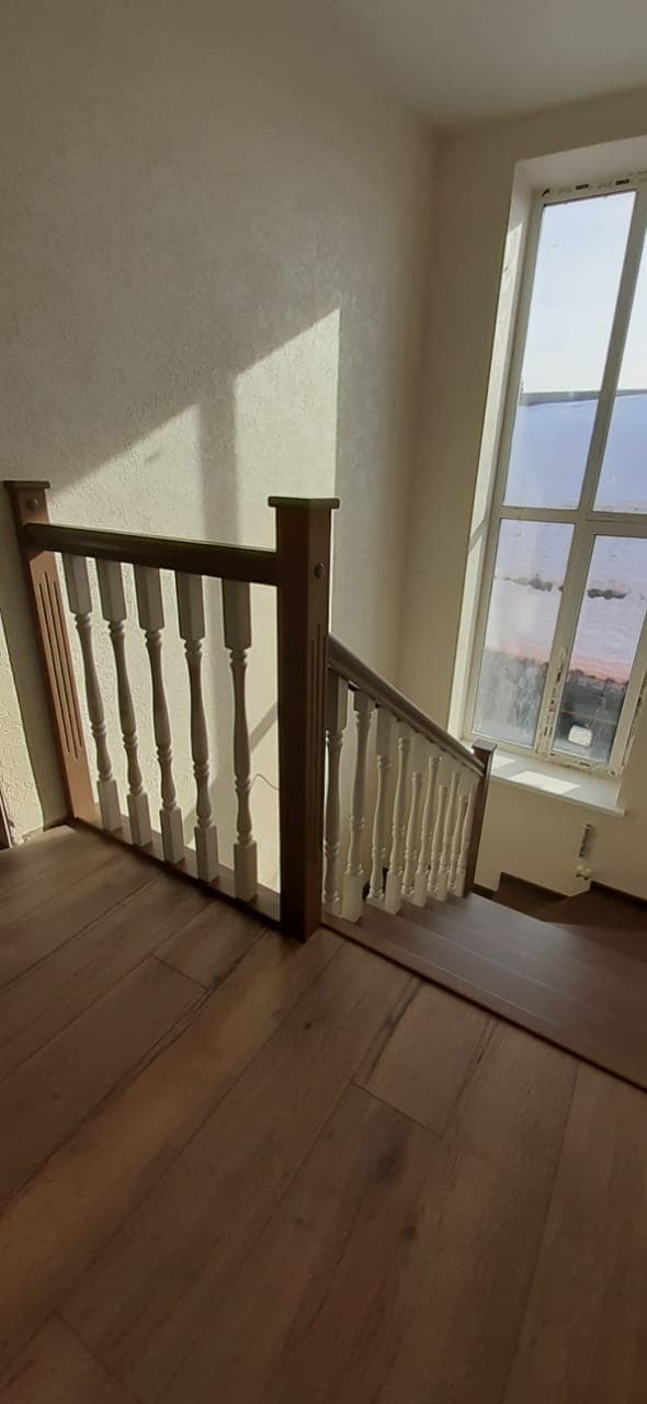 Балюстрада из дерева над лестницей на металлокаркасе