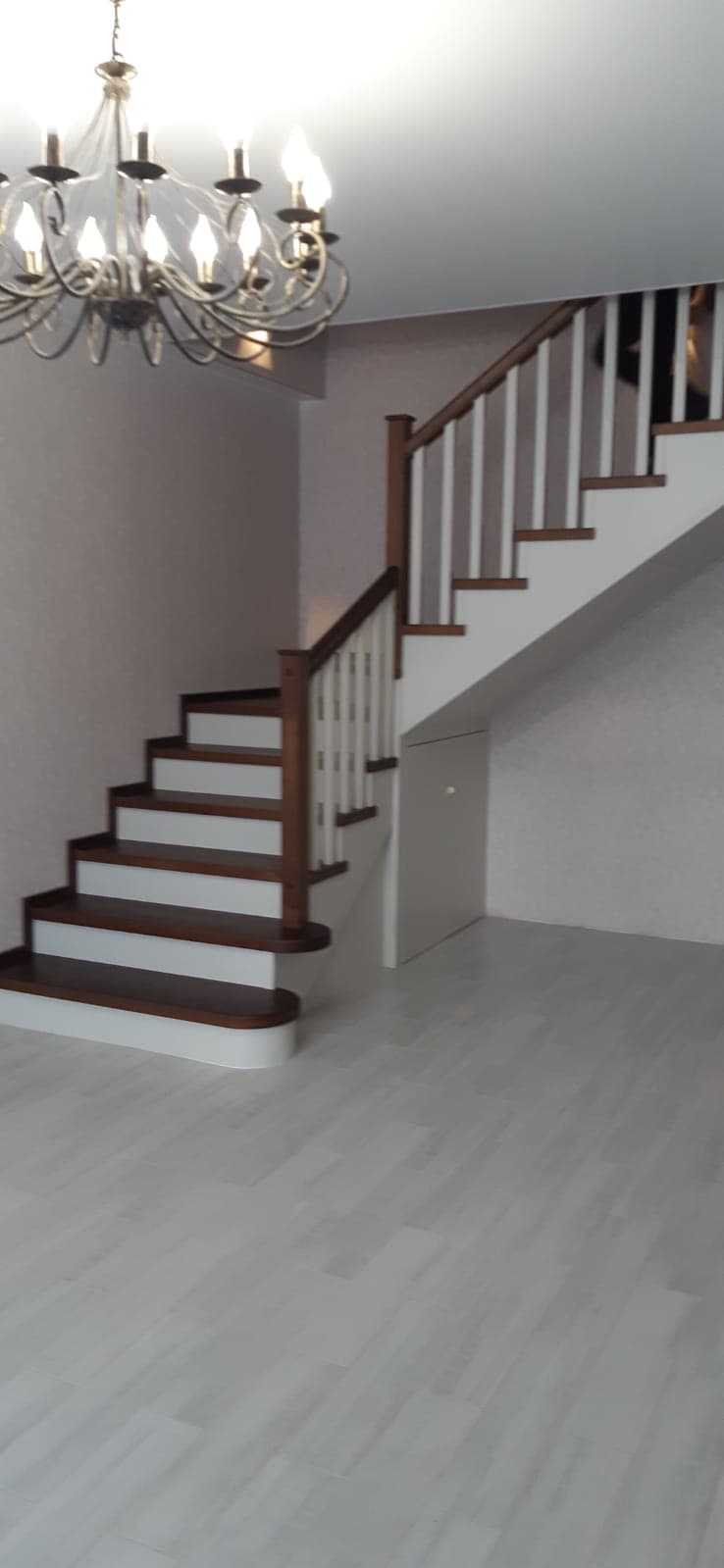 Деревянная лестница в интерьере дома в Нижегородской области