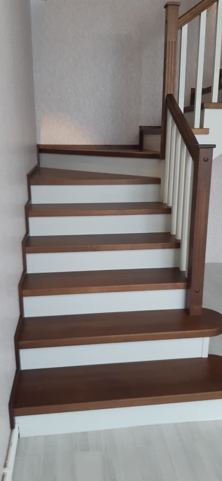 Широкий первый марш удобной лестницы на второй этаж в доме