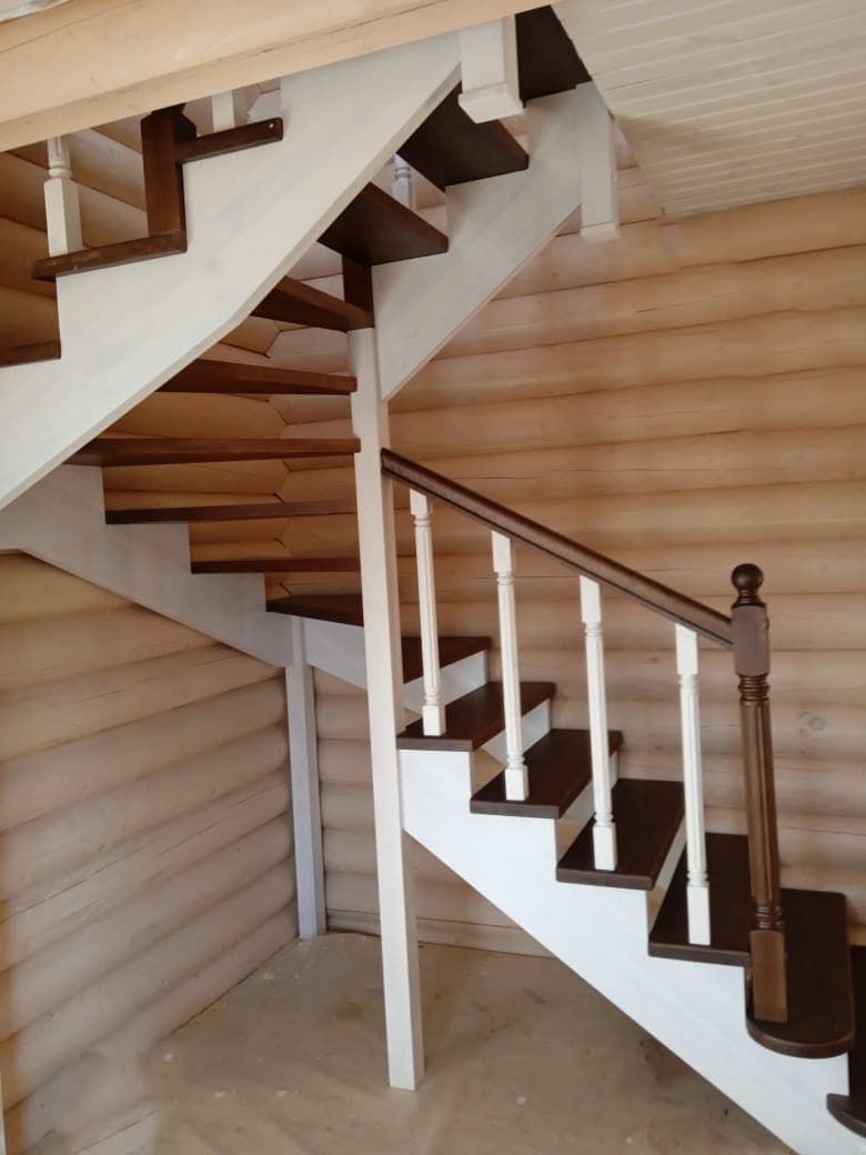 Деревянная лестница в интерьере дома из бруса