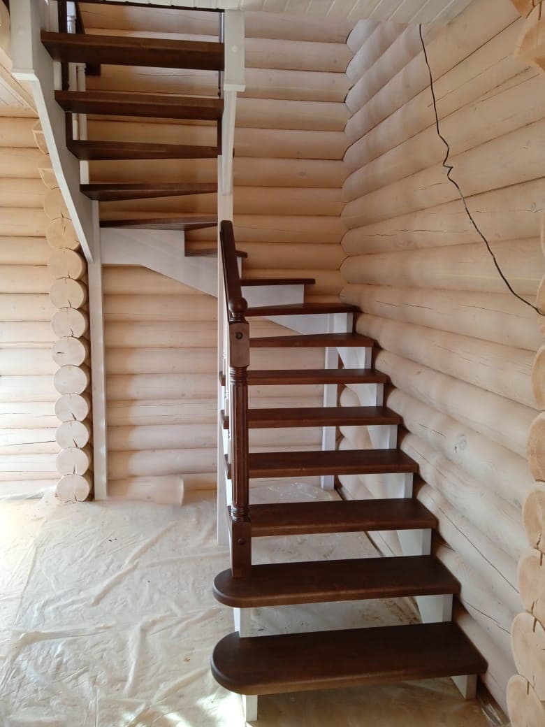 Лестница на опорных столбах в доме из бруса