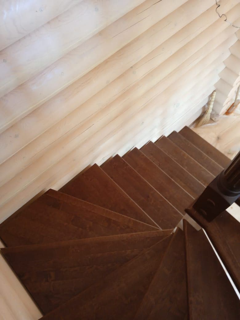 Компактный поворот с забежными ступенями из березы