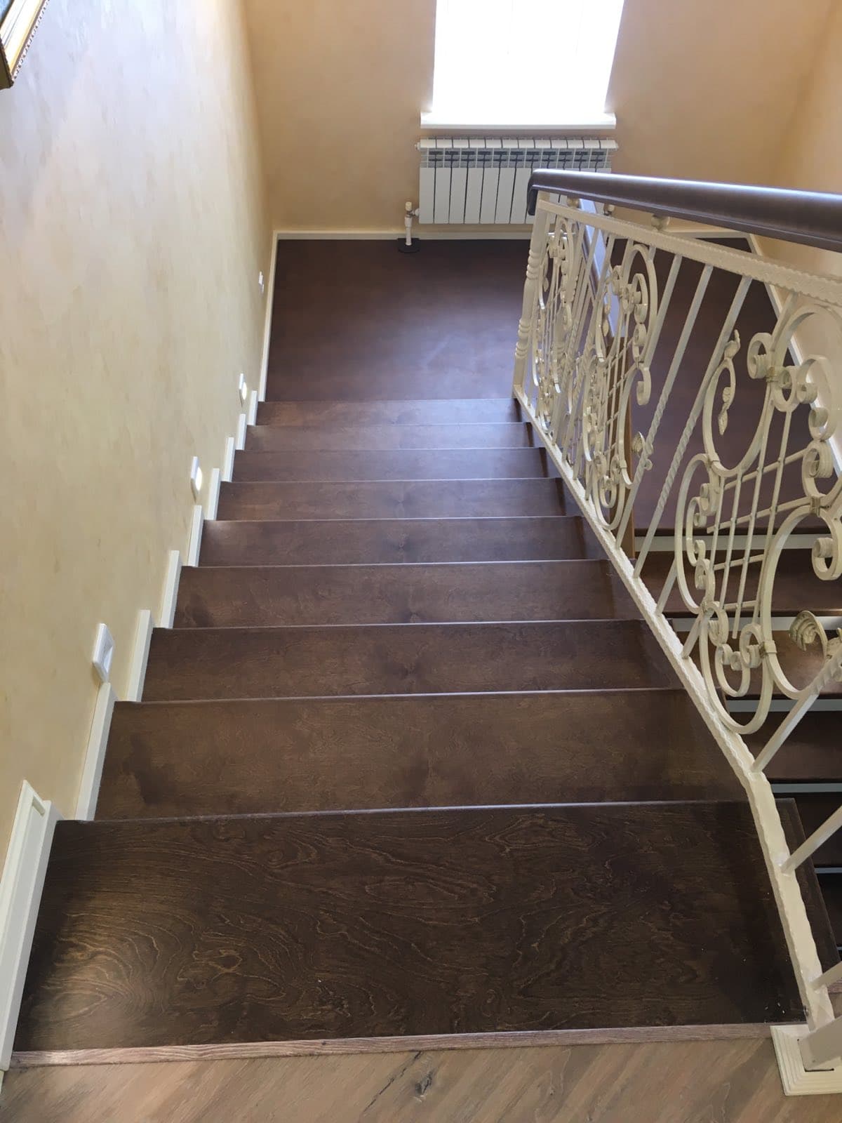 Лестница на бетоне с березовыми ступенями вид со второго этажа