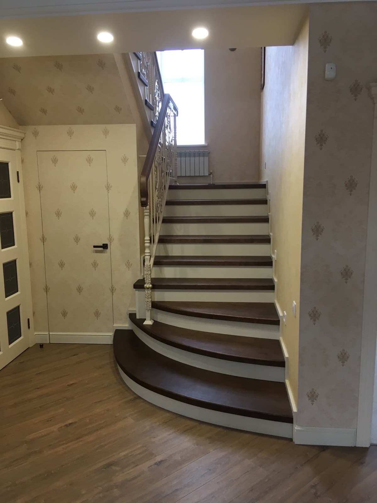 Вид на первый марш лестницы с тремя пригласительными ступенями