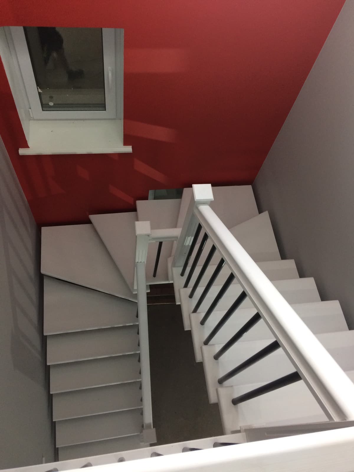 Вид со второго этажа на повороты лестницы на металлических косоурах