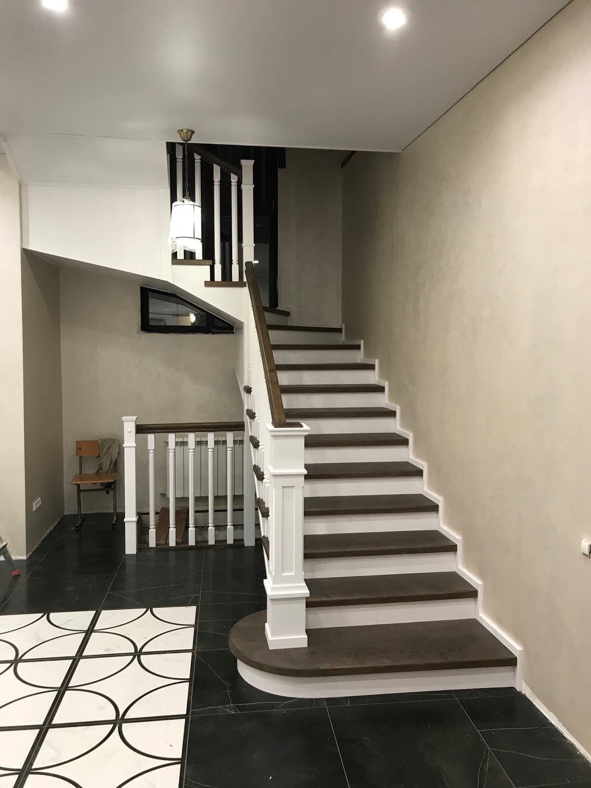 Общий вид на лестницу на металлокаркасе в доме