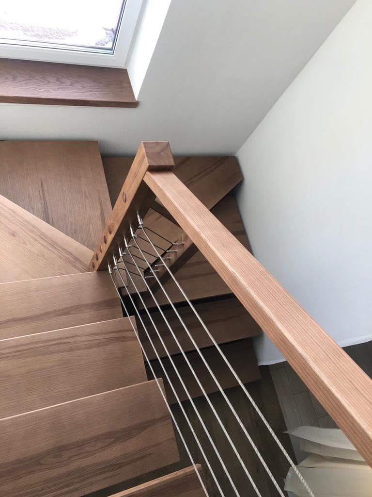 Лестница на металлическом монокосоуре - ступени и поручни из ясеня