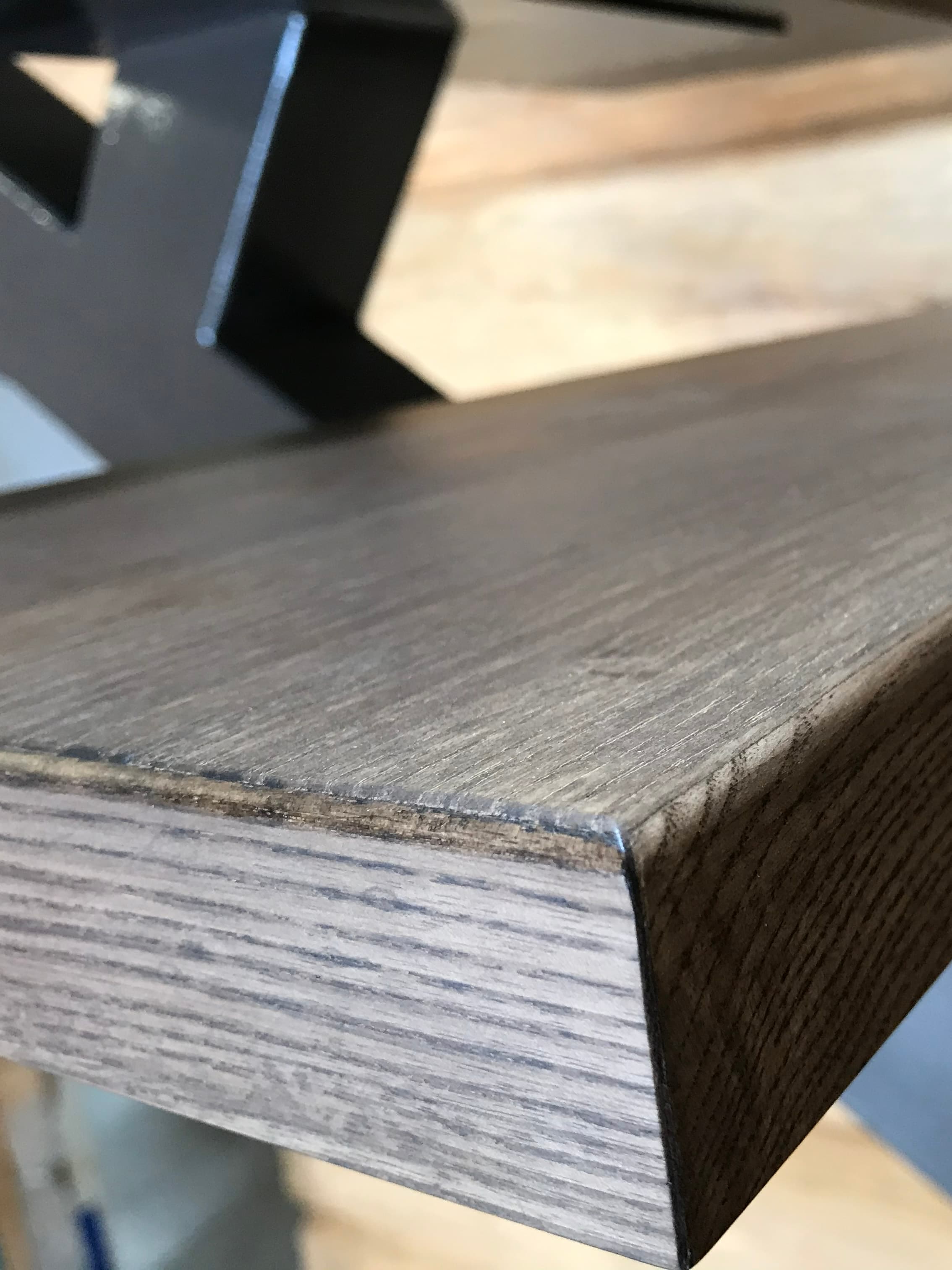 Красивая текстура ясеня на ступенях лестницы на монокосоуре