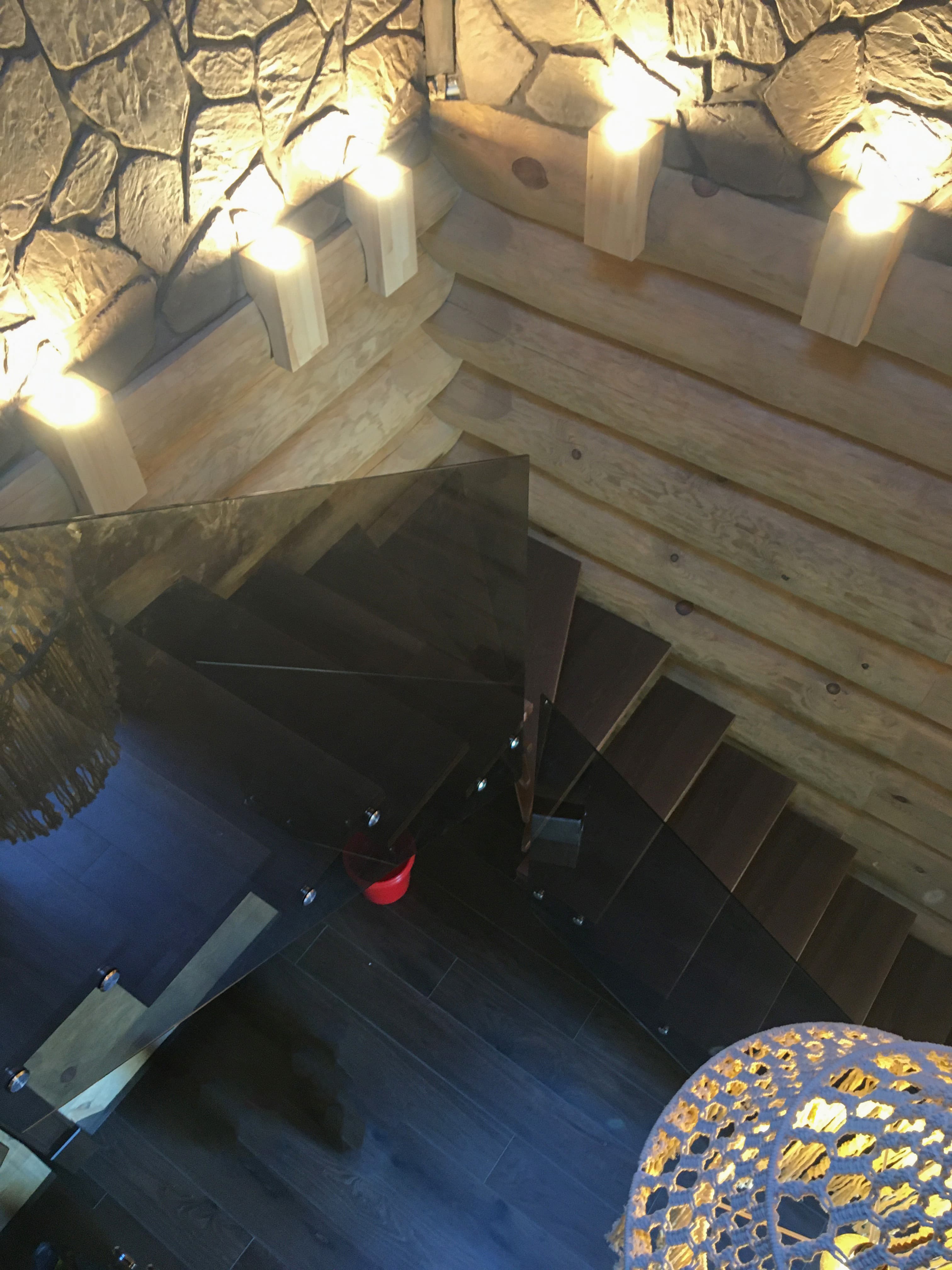 Поворотная забежная лестница на монокосоуре вид со второго этажа дома