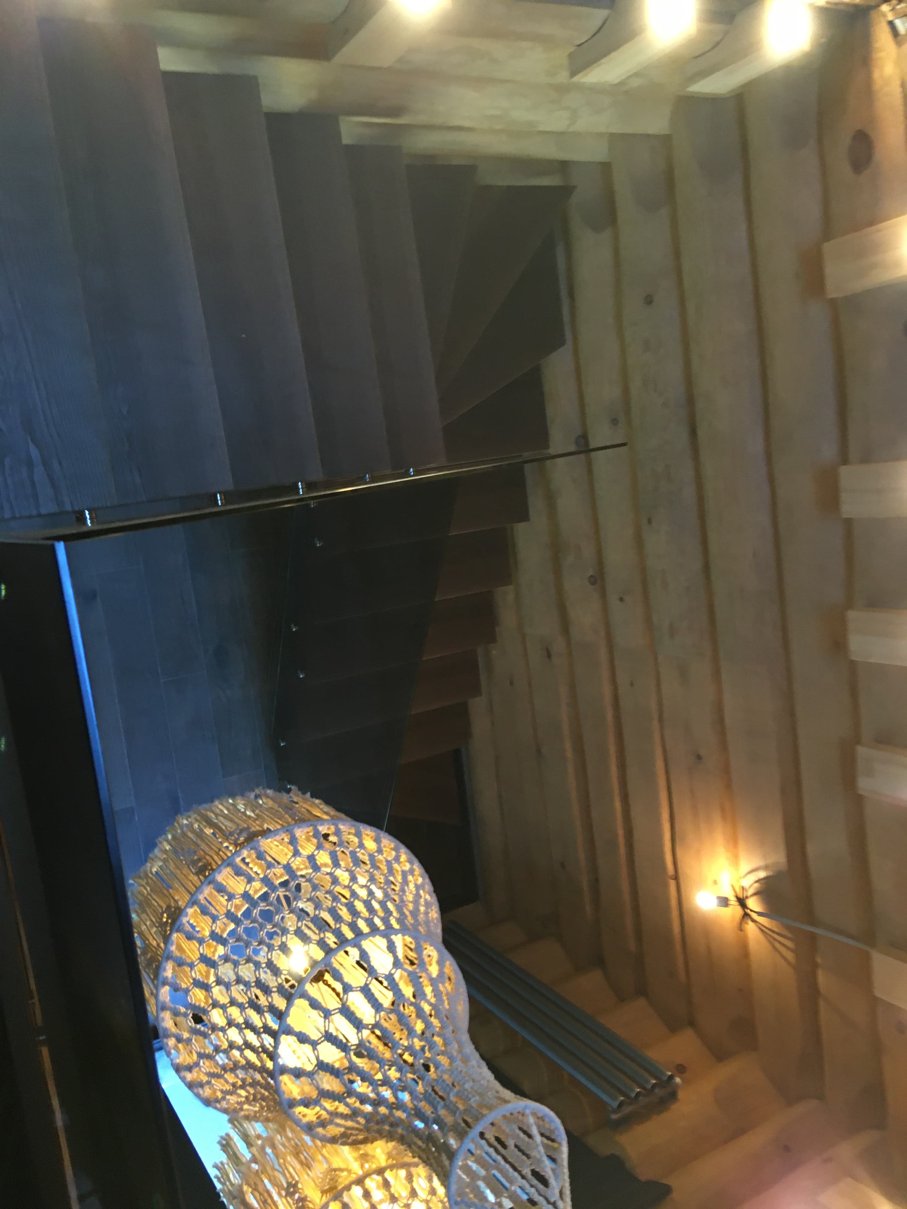 Лестница на монокосоуре в доме из бруса при ночном освещении