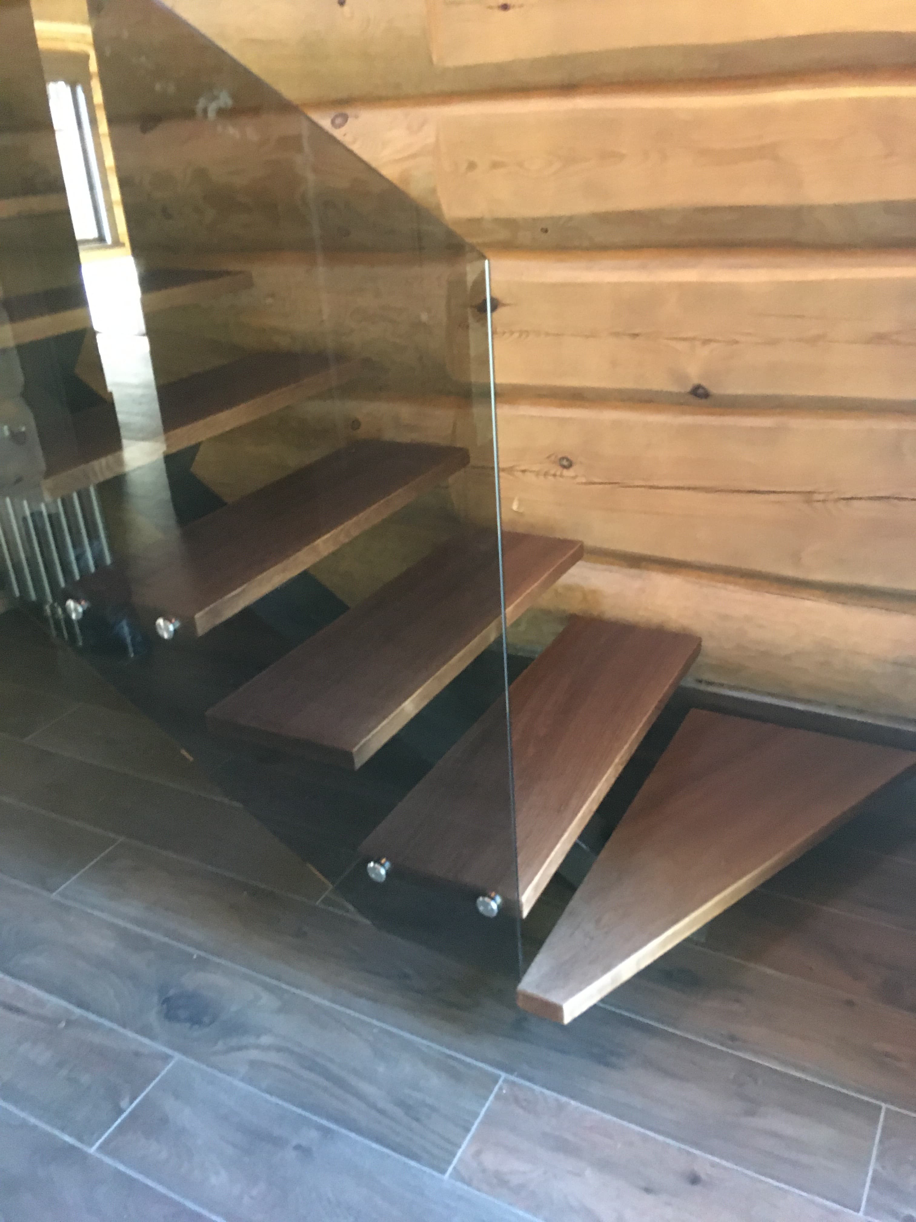 Стильное ограждение из стекла на точечных креплениях