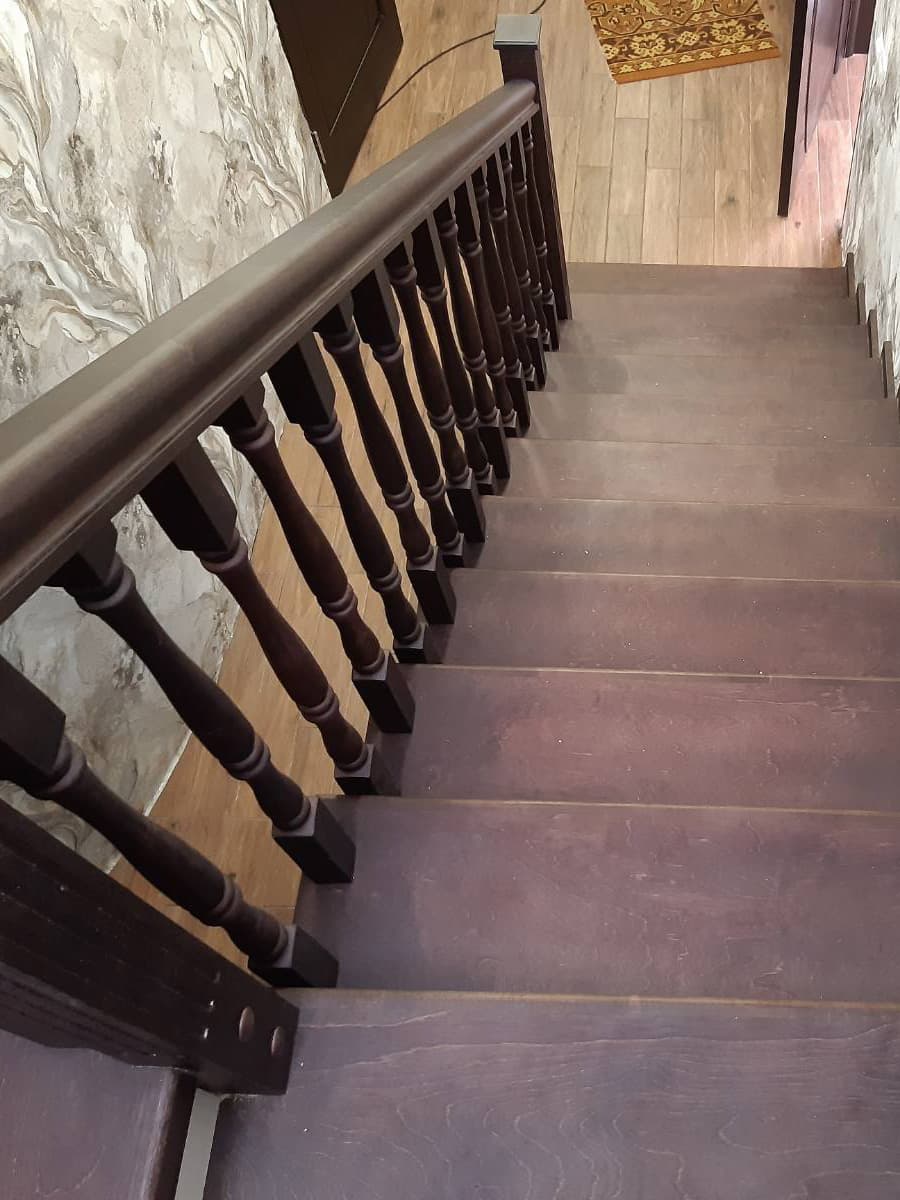 Березовые ступени на лестнице с поворотной площадкой