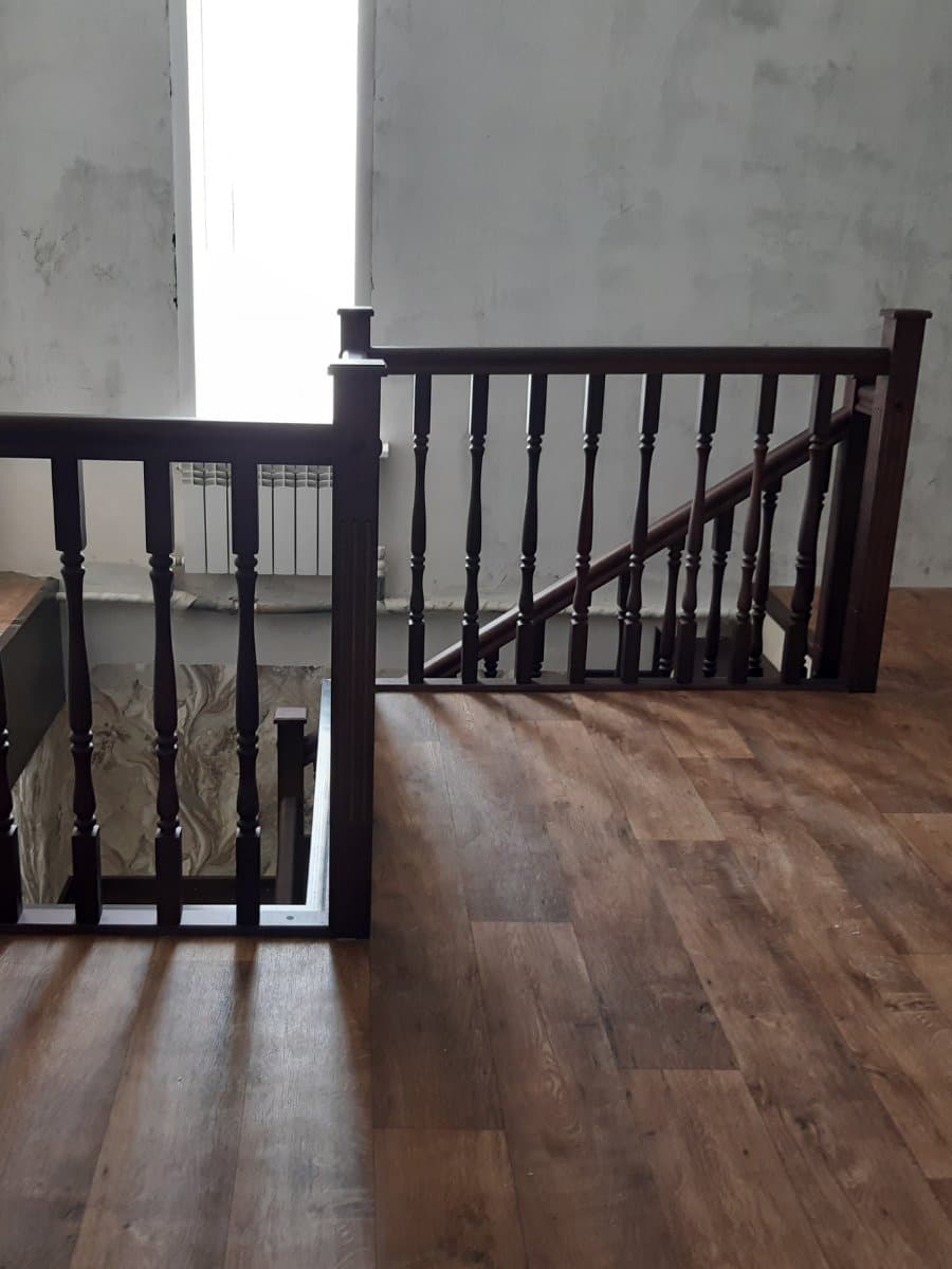 Деревянная балюстрада лестницы с поворотной площадкой