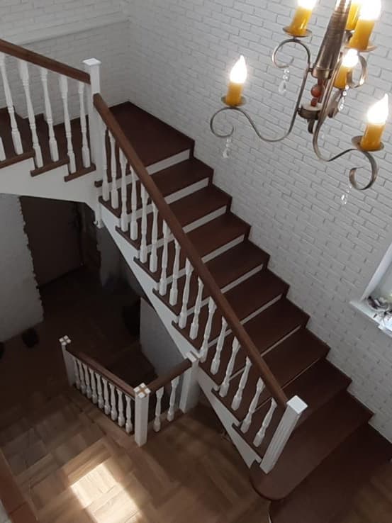 Вид на лестницу и поворот со второго света