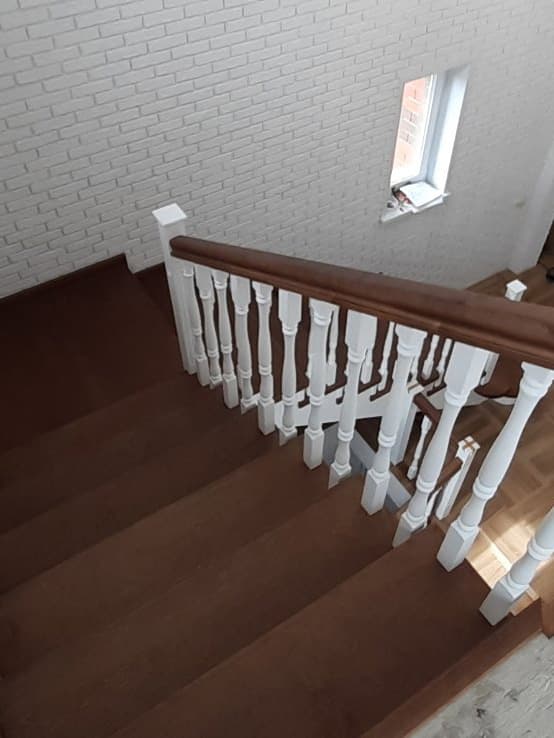 Поворотная лестница на второй свет, вид со второго этажа