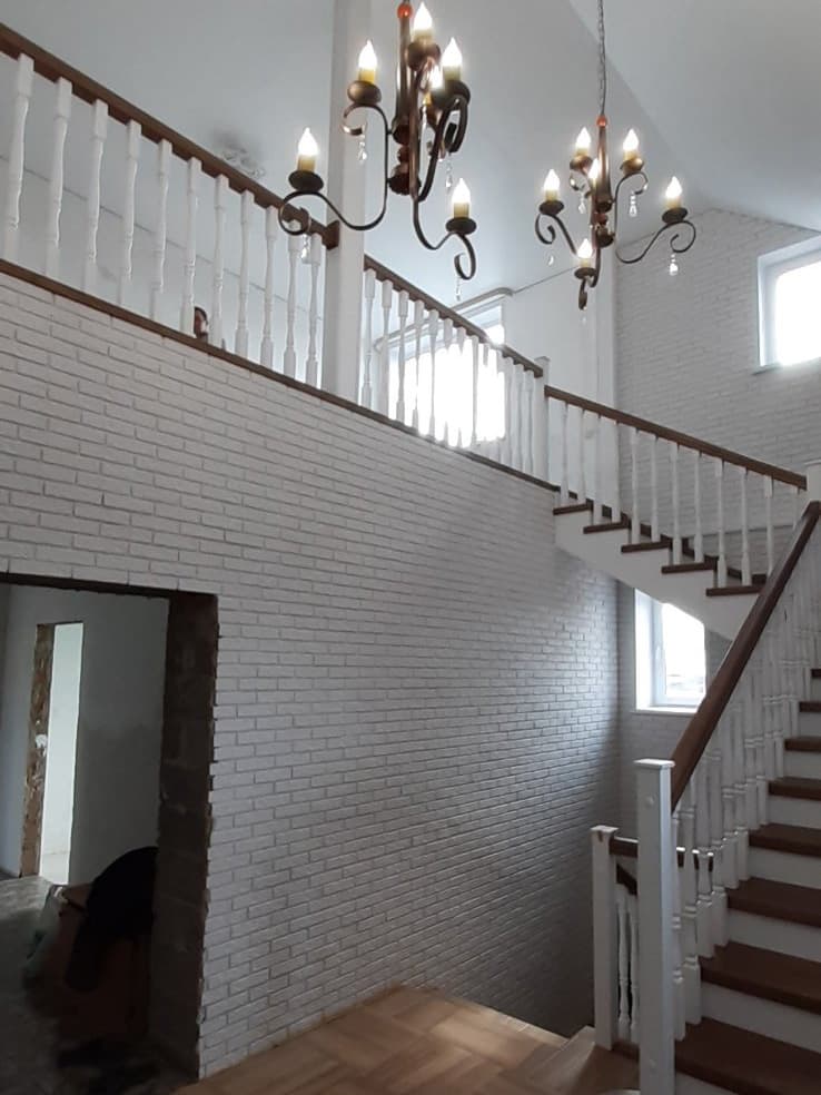 Длинная балюстрада лестницы по периметру второго света