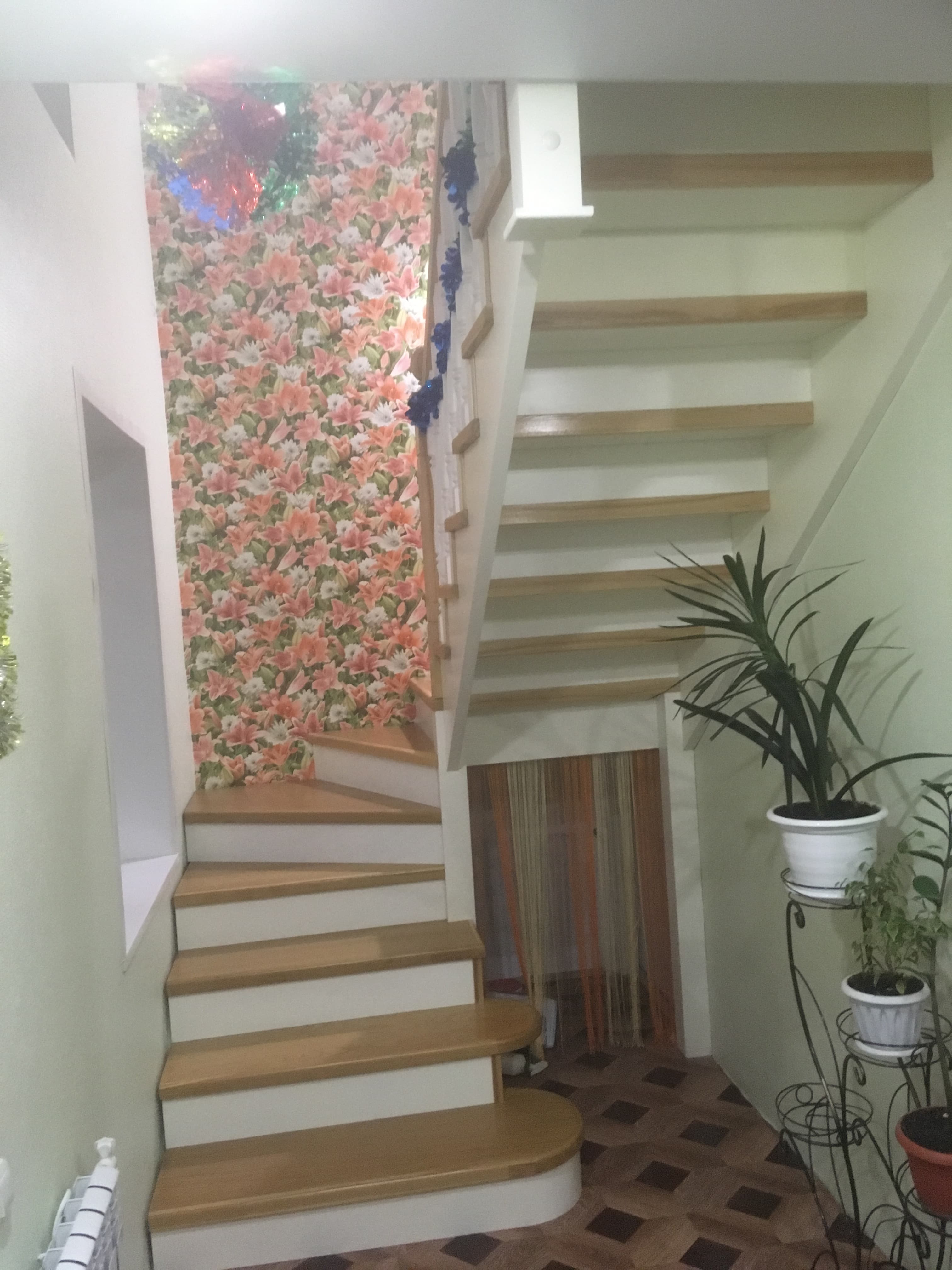 Деревянная лестница со ступенями из дуба в ярком интерьере