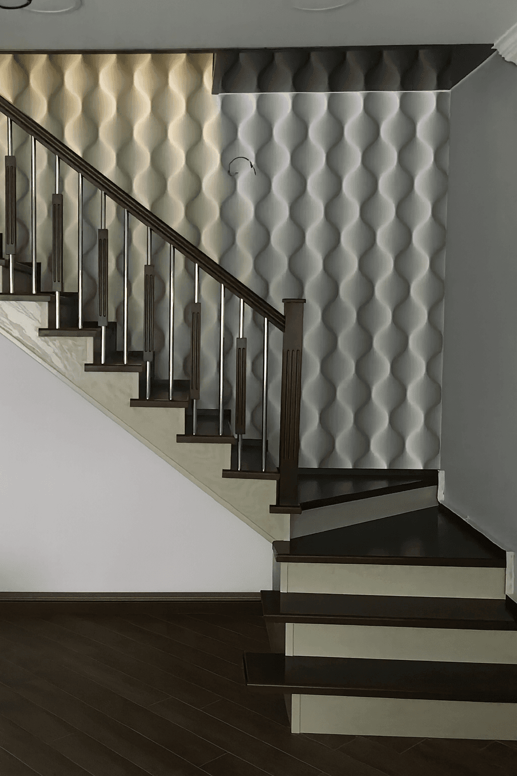 Г-образная лестница на металлокаркасе с комбинированным ограждением