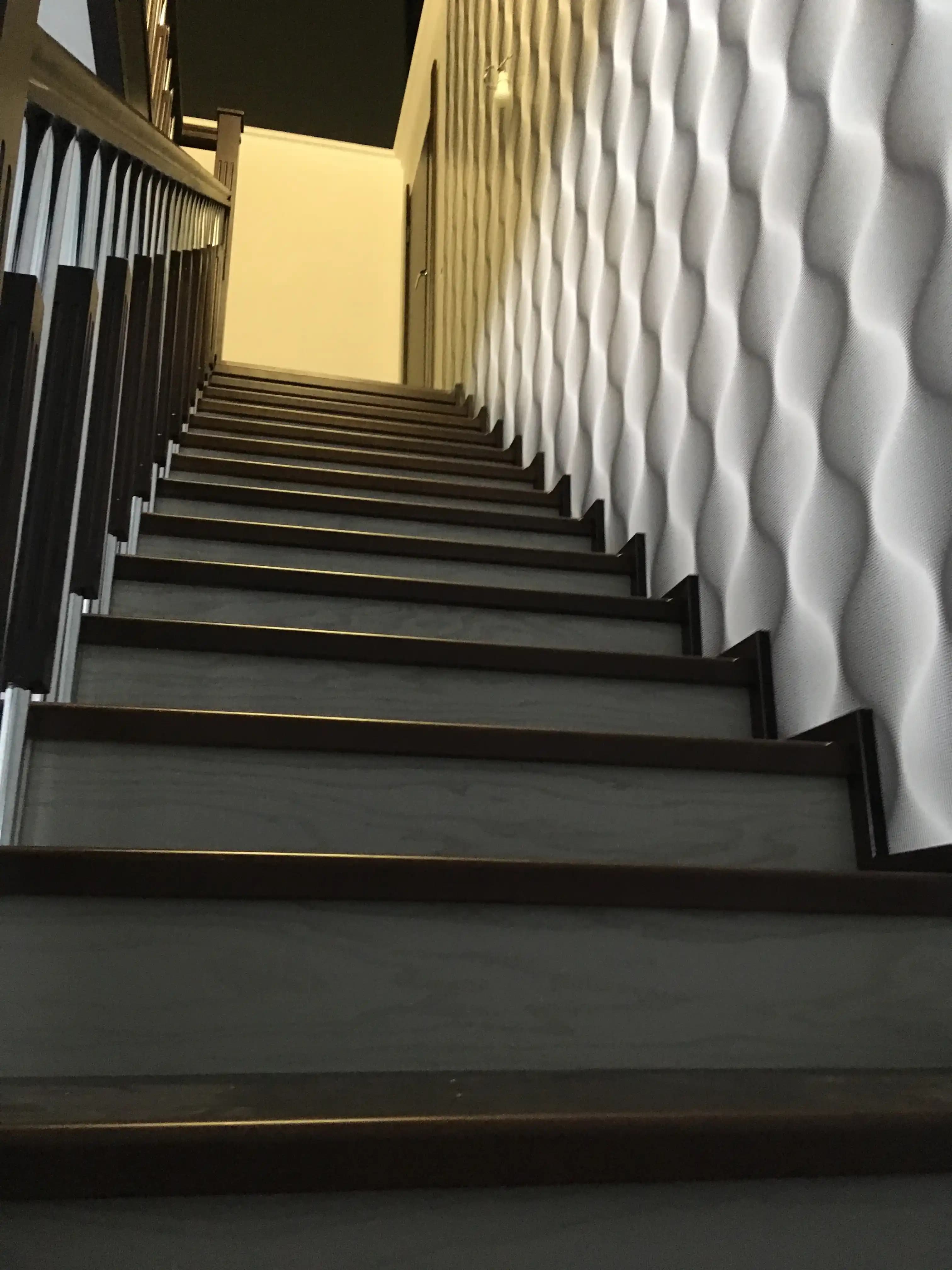 Ступени и подступенки покрыты шпоном дуба в двухцветной покраске