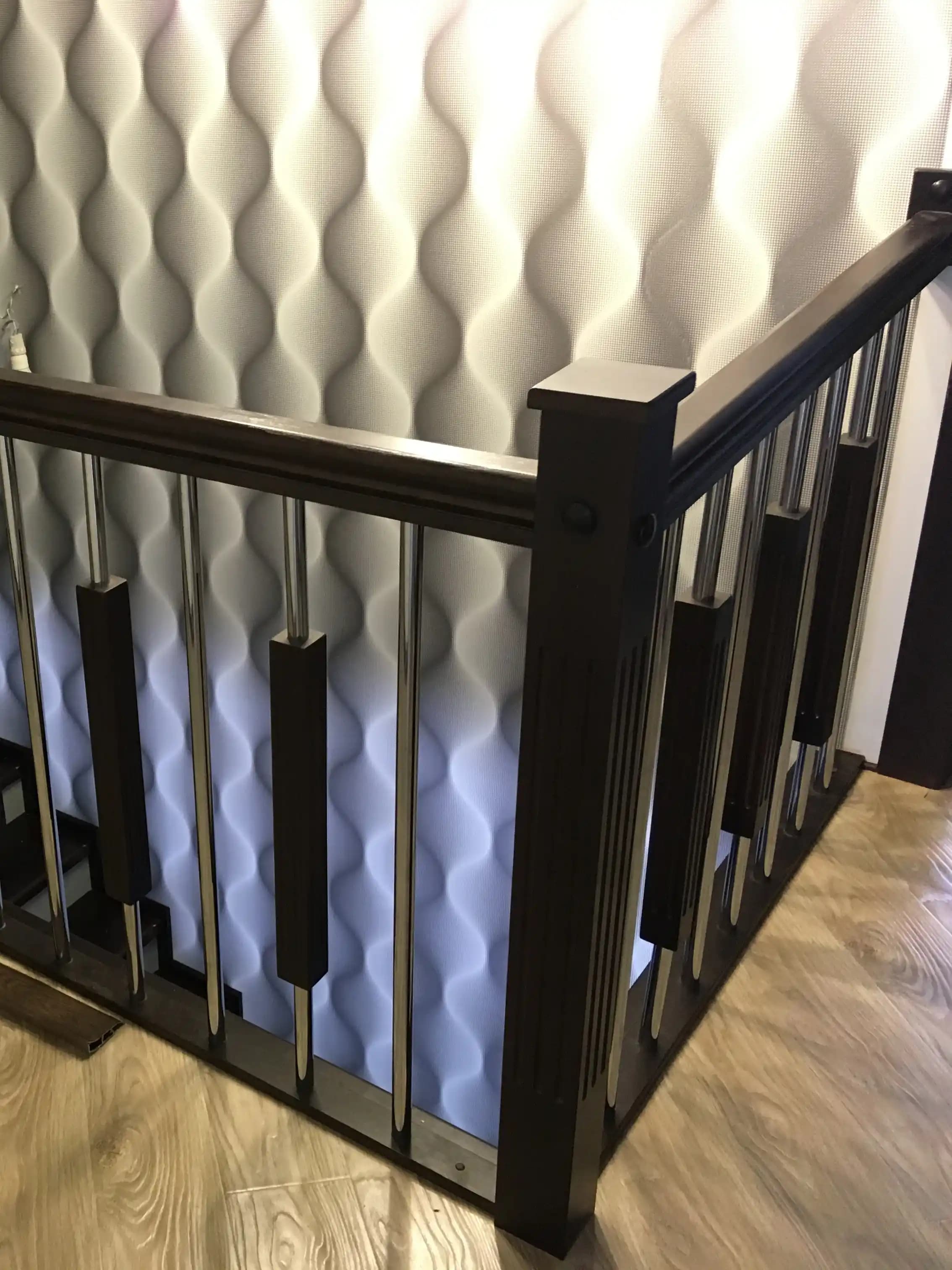 Верхнее огражение из дерева и нержавеющей трубы из металла