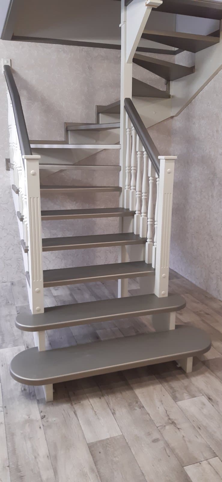 Деревянная лестница на второй этаж с забежными ступенями на повороте