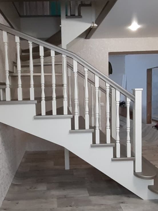 Деревянная лестница на второй этаж с забежными ступенями на повороте вид сбоку