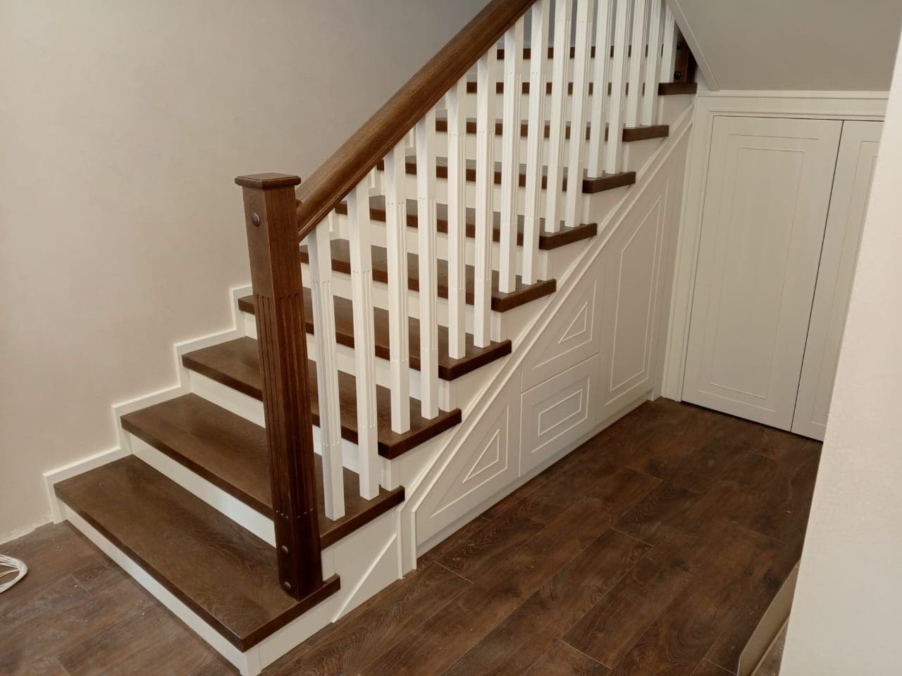 Вмонтированный шкаф под первым маршем лестницы с фрезерованными фасадами