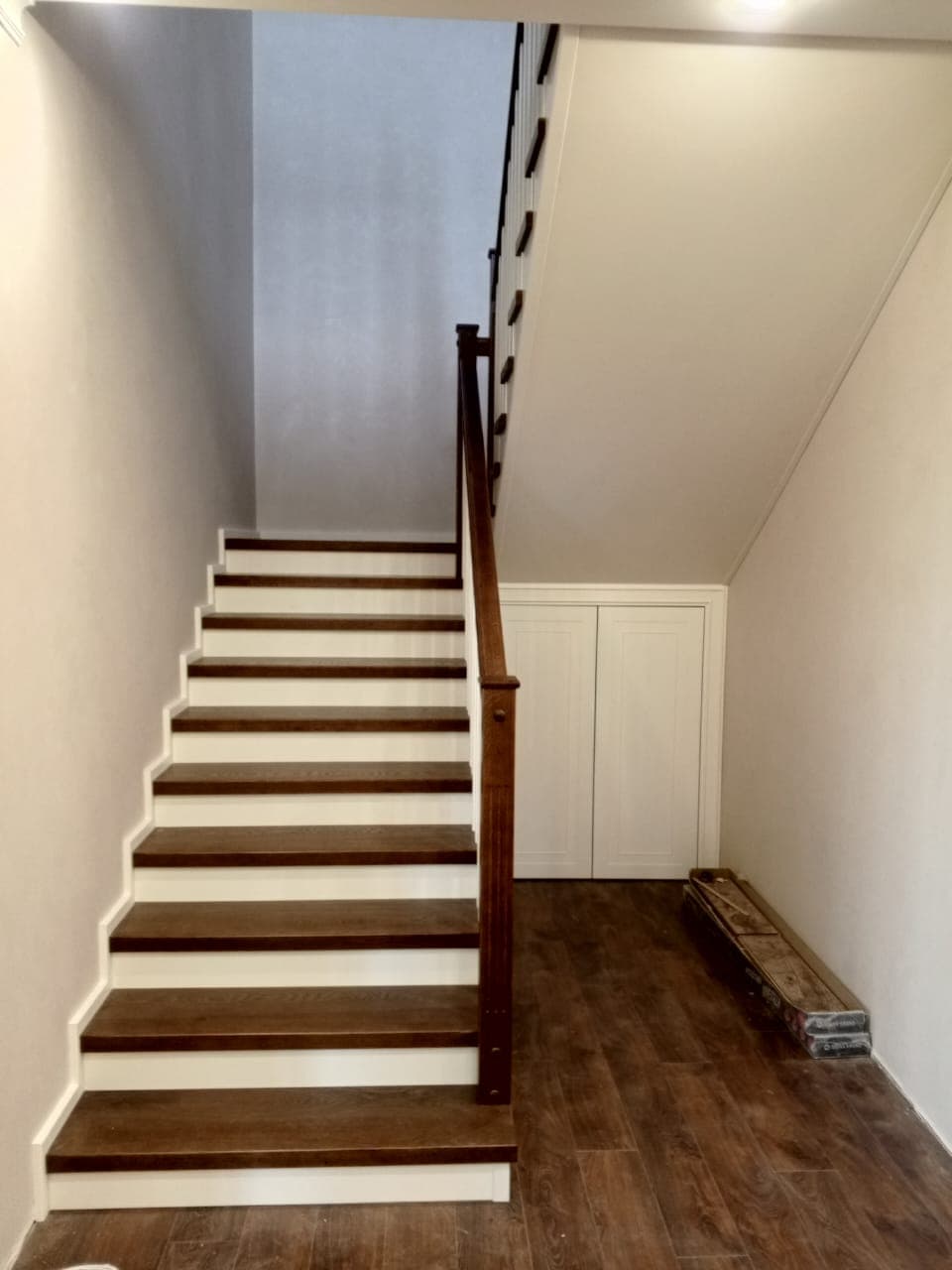 Вид на лестницу со встроенным шкафом с первого этажа