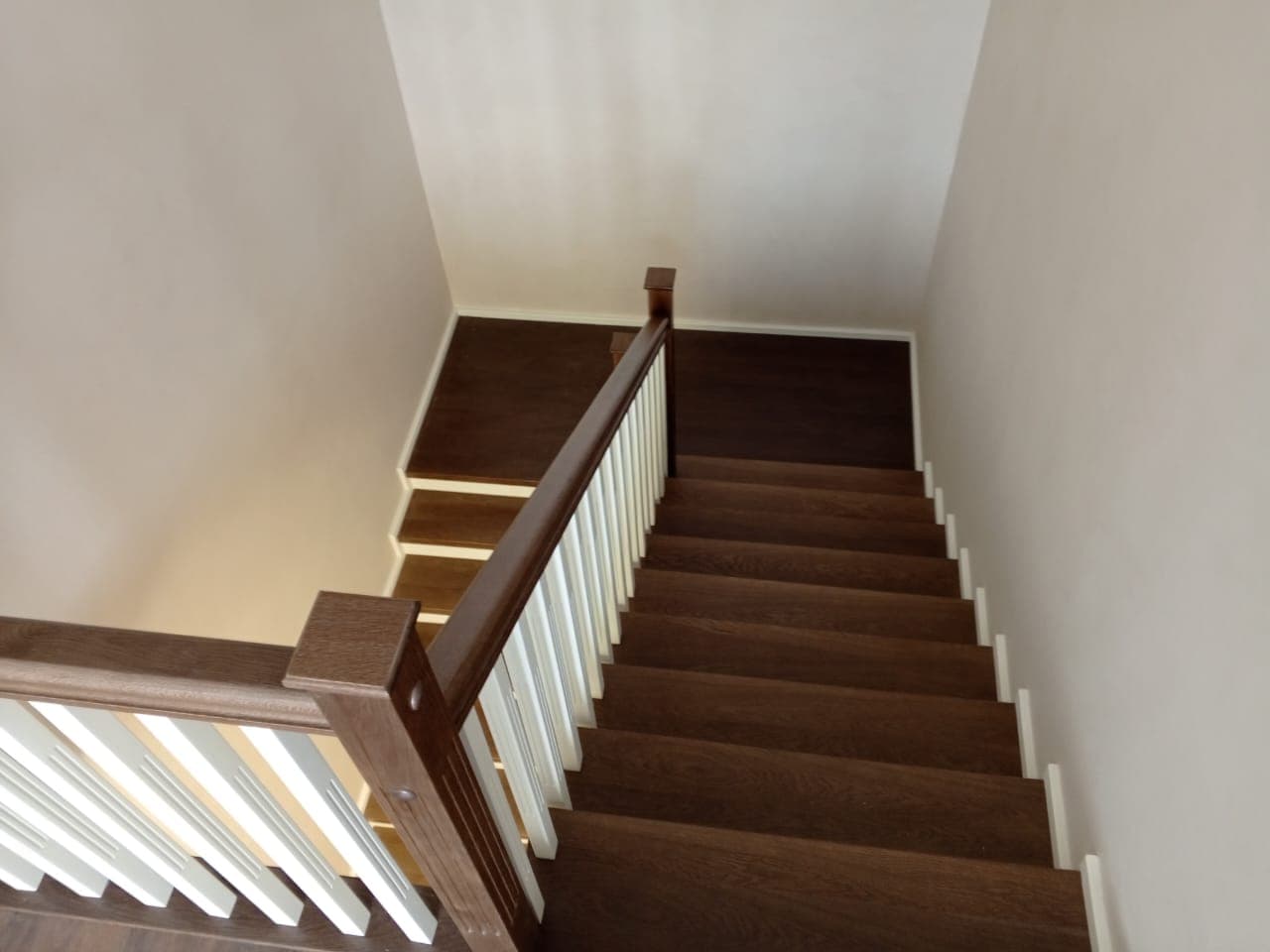 Вид на лестницу и поворотную площадку со второго этажа