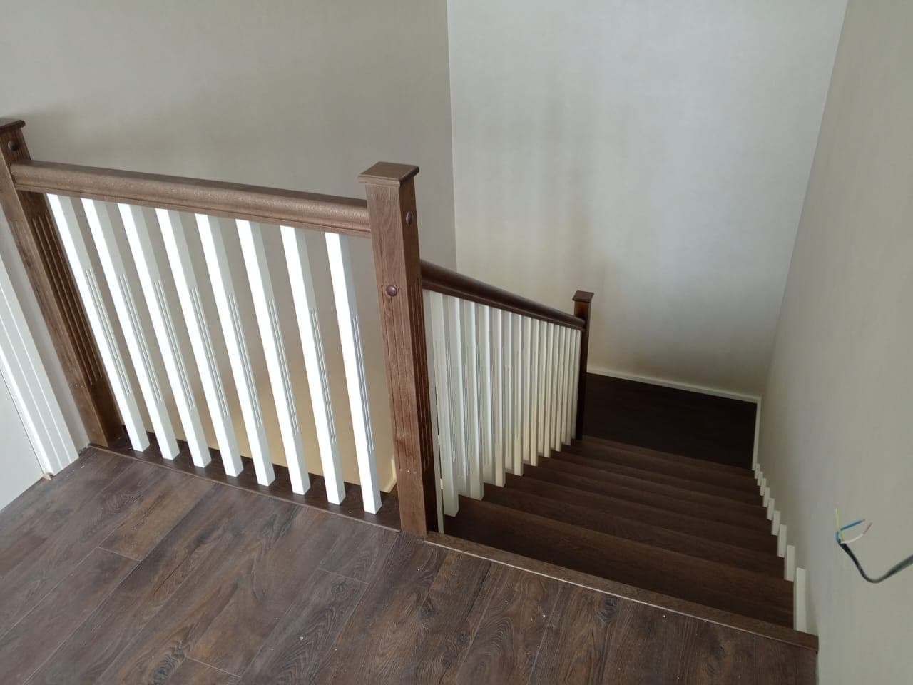 Аккуратное ограждение лестницы и балюстрада с балясинами