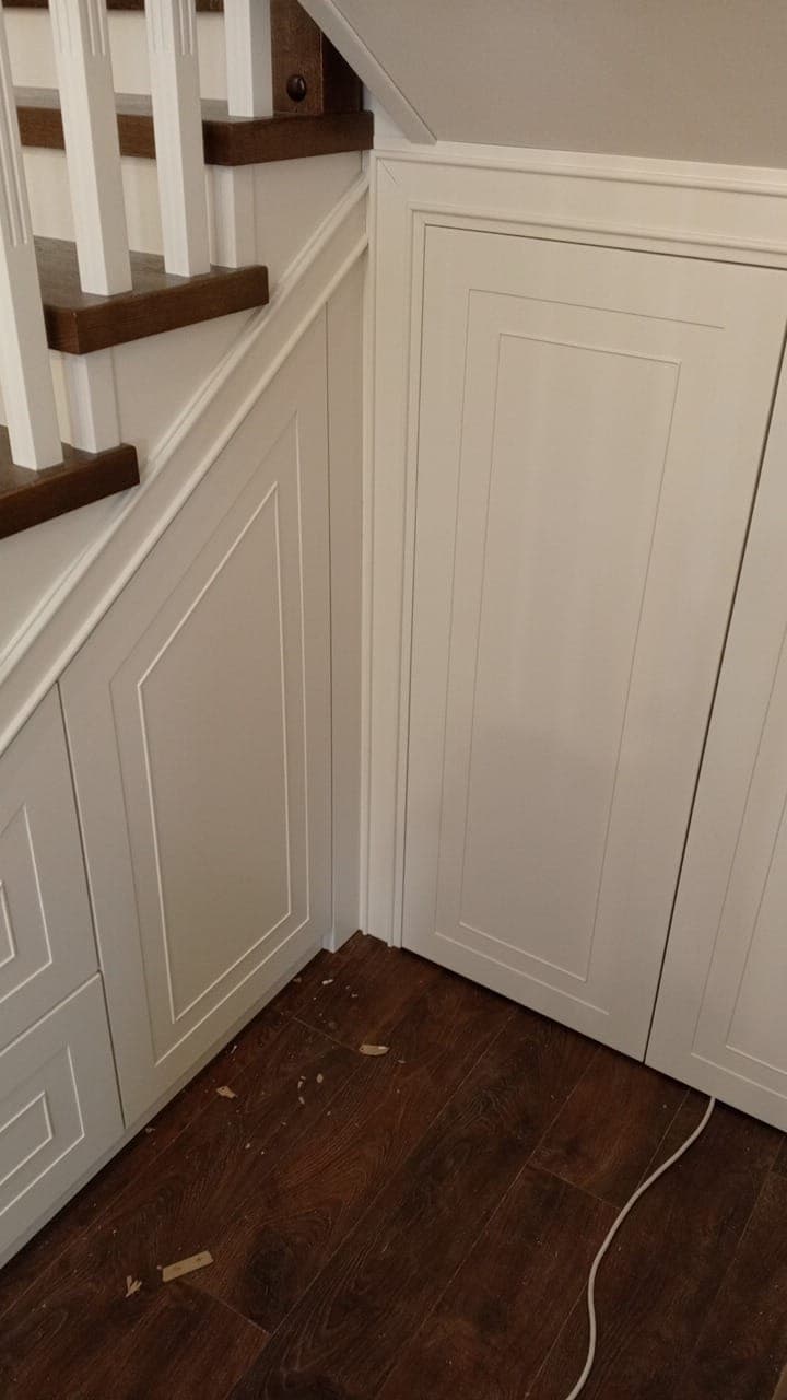 Детали утановленного шкафа в подлестничное пространство лестницы