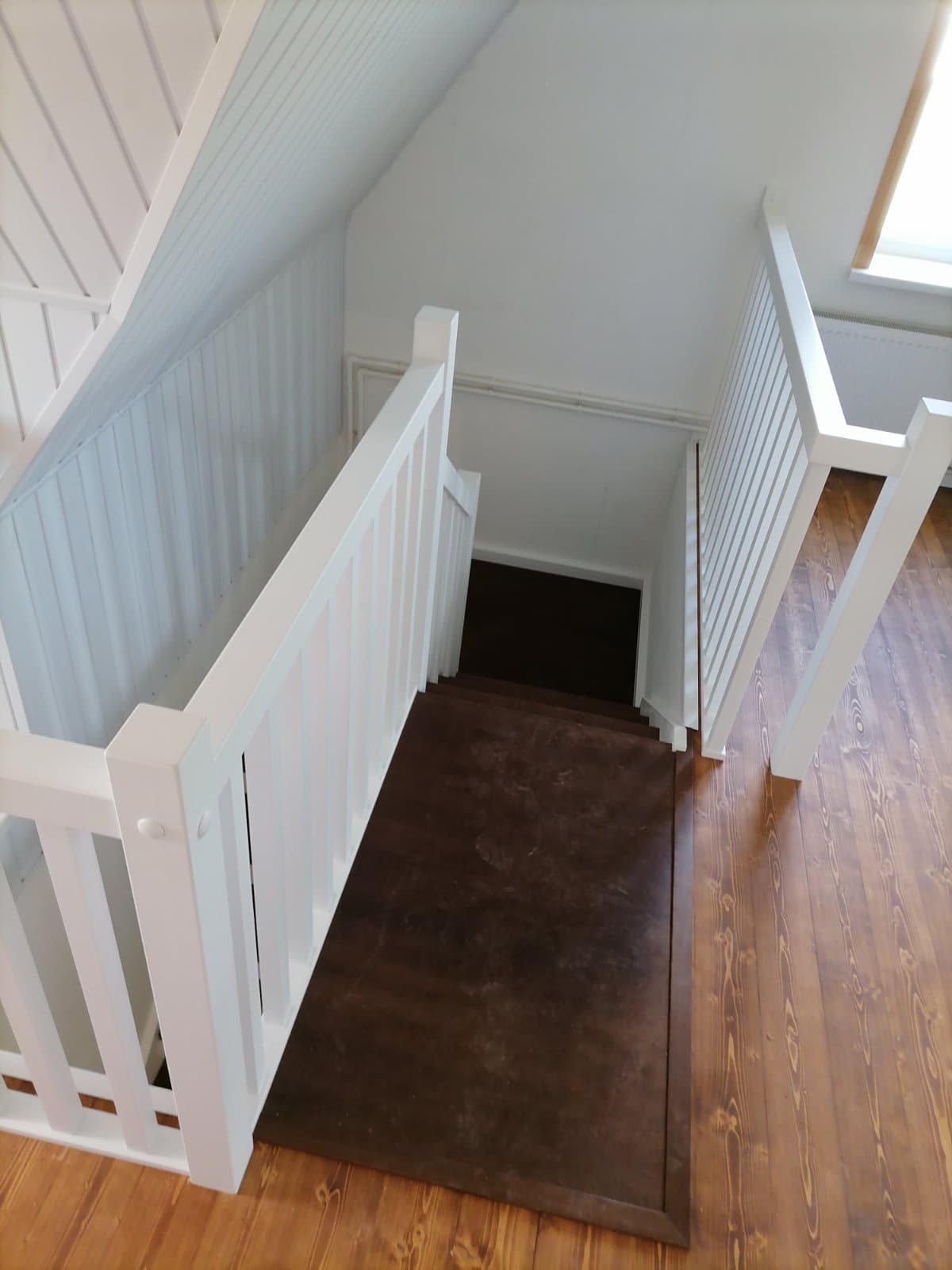 Двухцветная комбинация лестницы сочетается со светлым интерьером