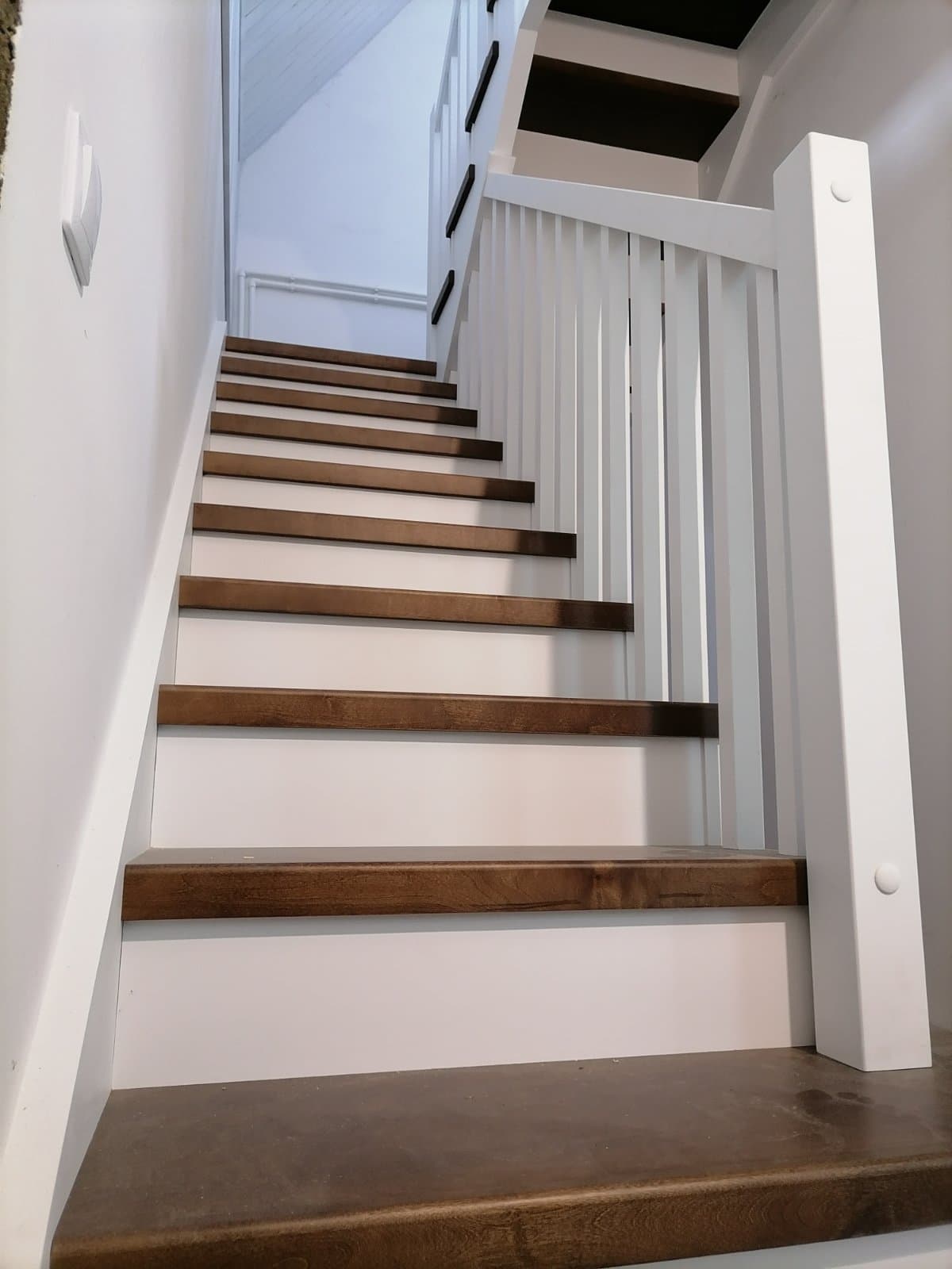 Первый марш лестницы без пригласительных ступеней упрощает дизайн