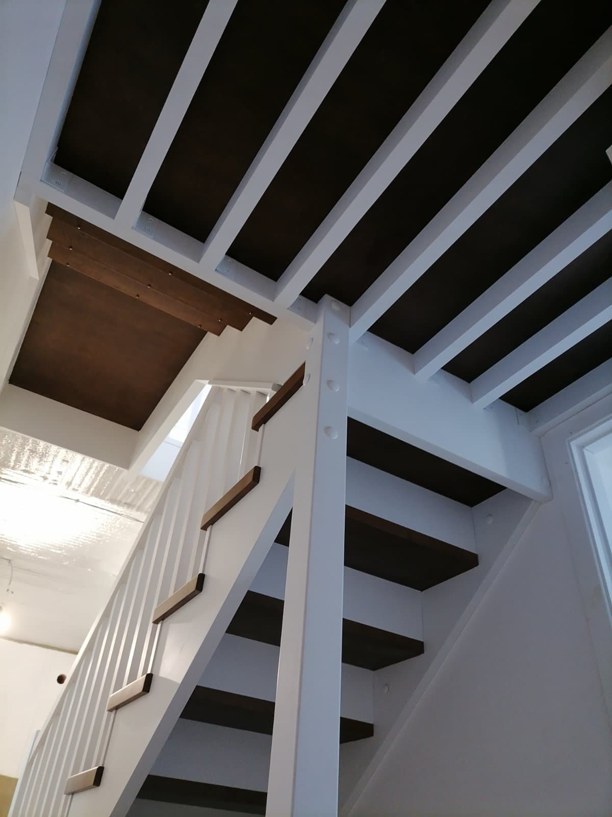 Усиленная поворотная площадка лестницы в скандинавском стиле