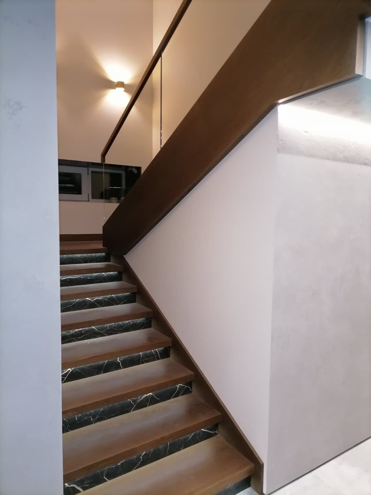 Стекляные ограждения и балюстрада с современным квадратным поручнем