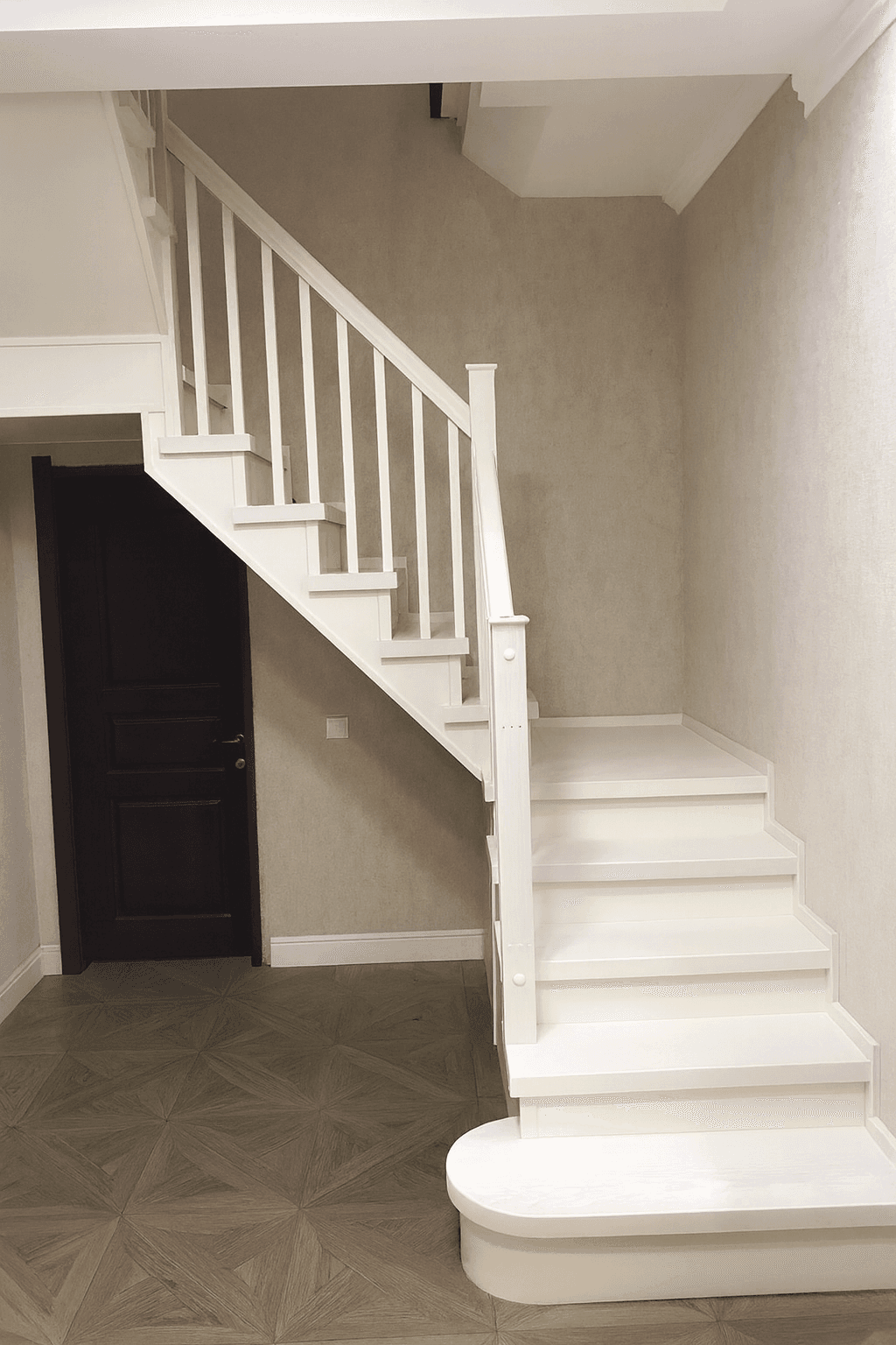 Вид с первого этажа на лестницу на металле с обшивкой