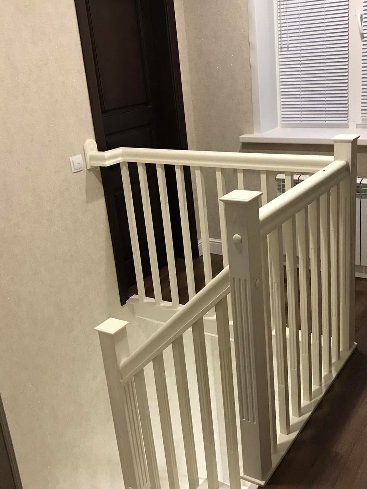 Верхнее ограждение лестницы на металлокаркасе из деревянных балясин и поручней