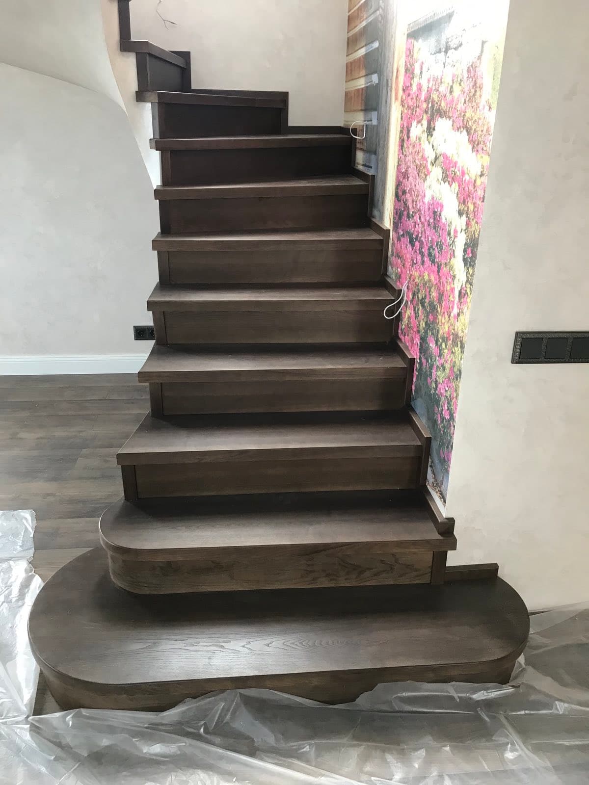 Широкий первый марш с пригласительными ступенями и поворот лестницы на второй этаж