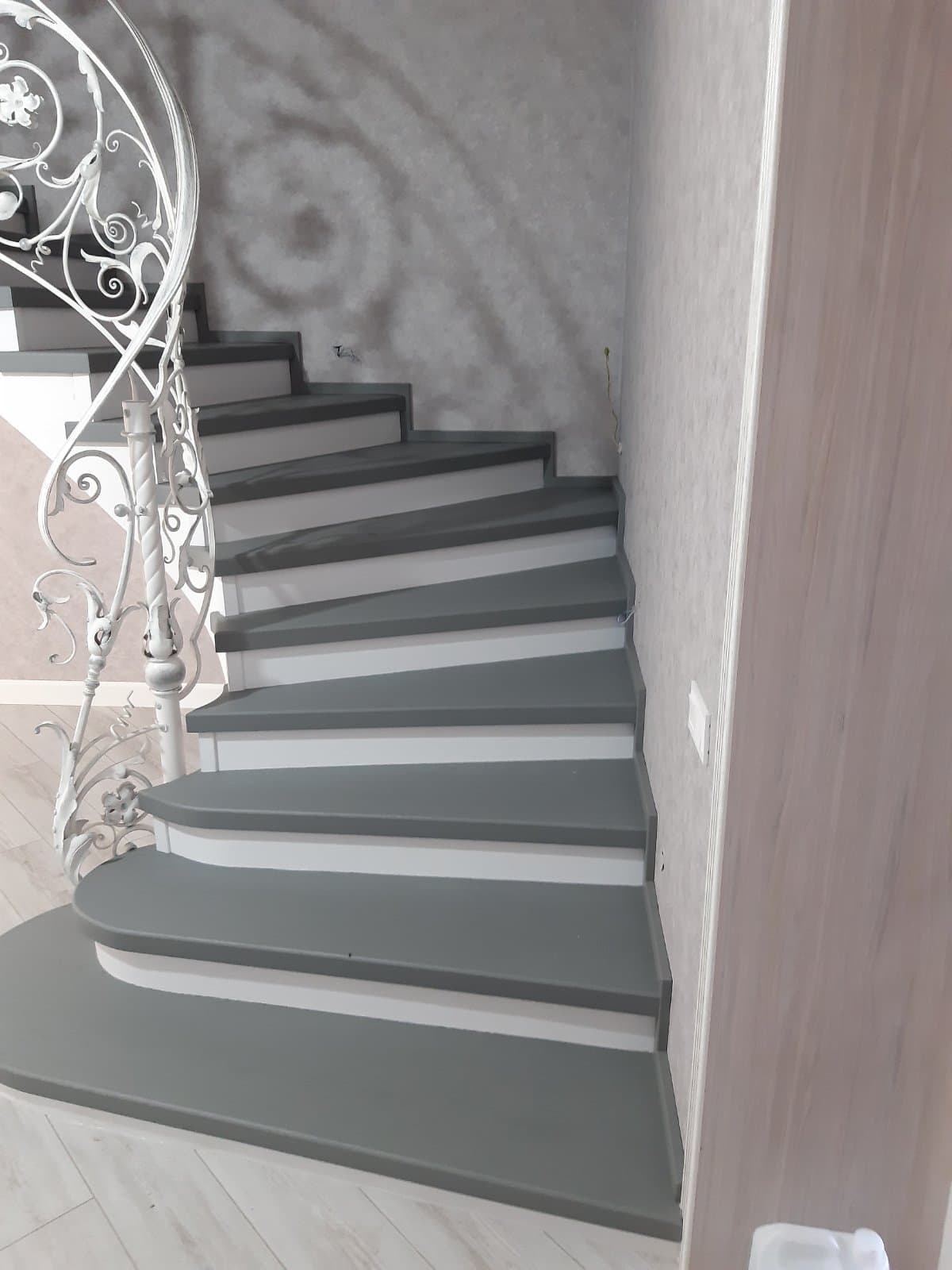 Широкий заход на поворотную бетонную лестницу